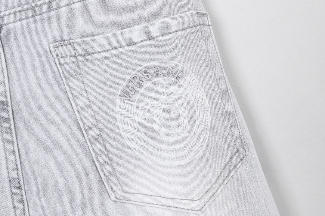 P300范思哲小直筒牛仔裤 - 重工水洗＆柔らかい快適素材