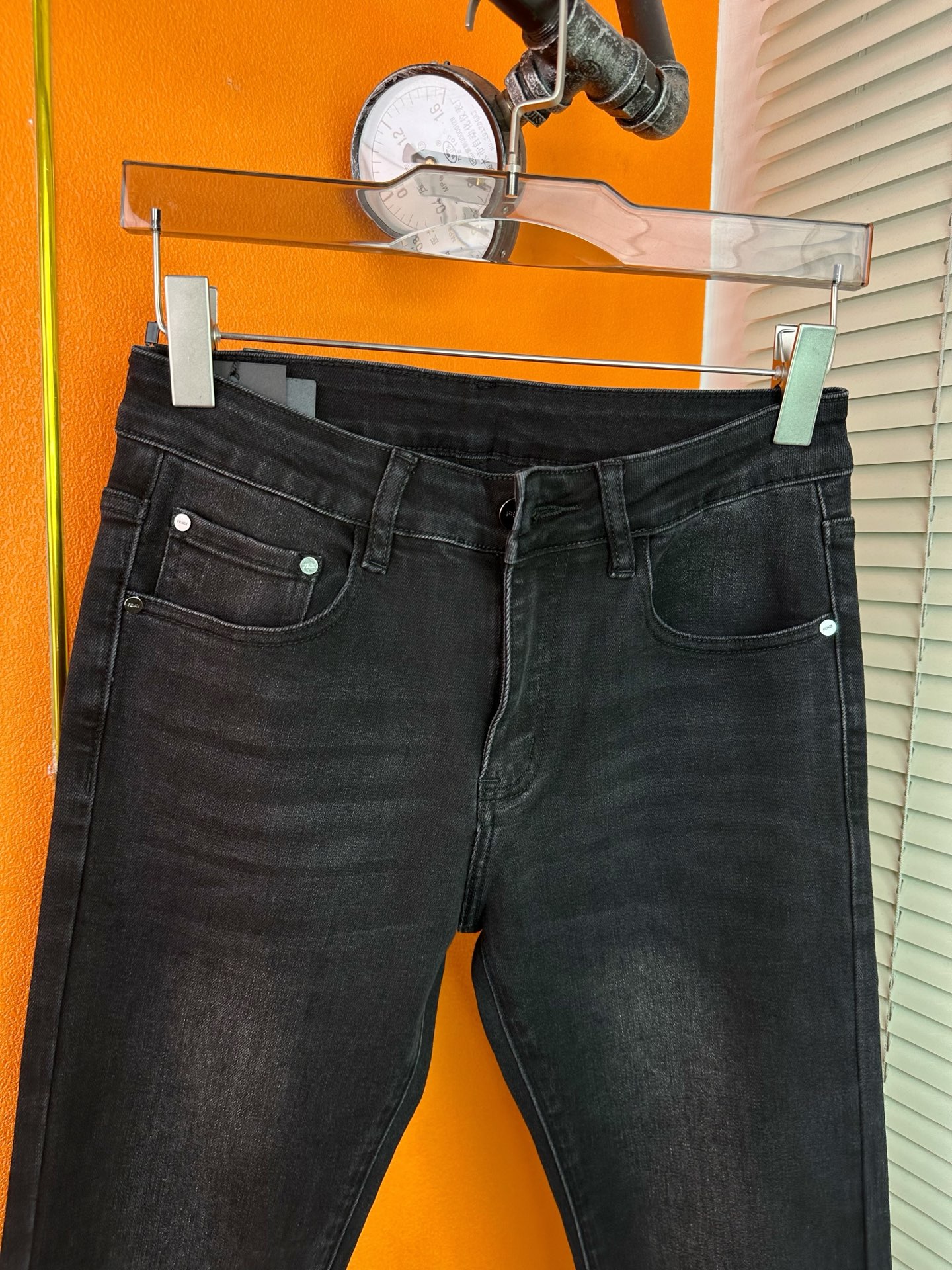 芬迪 メンズ スタイリッシュ デニムパンツ 修身小脚 秋冬新作