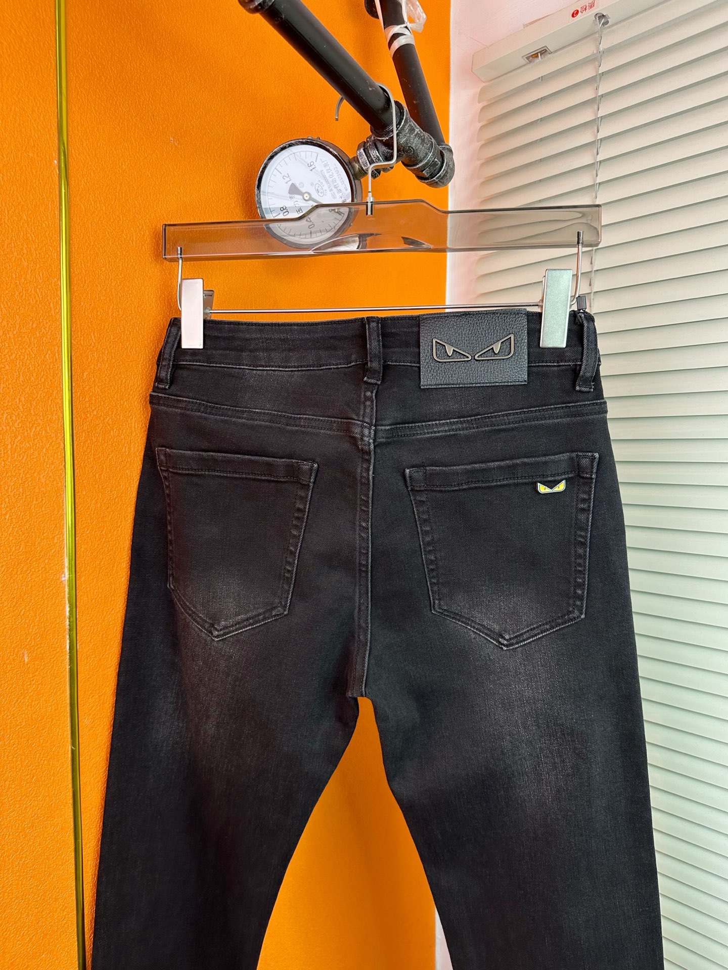 芬迪 メンズ スタイリッシュ デニムパンツ 修身小脚 秋冬新作