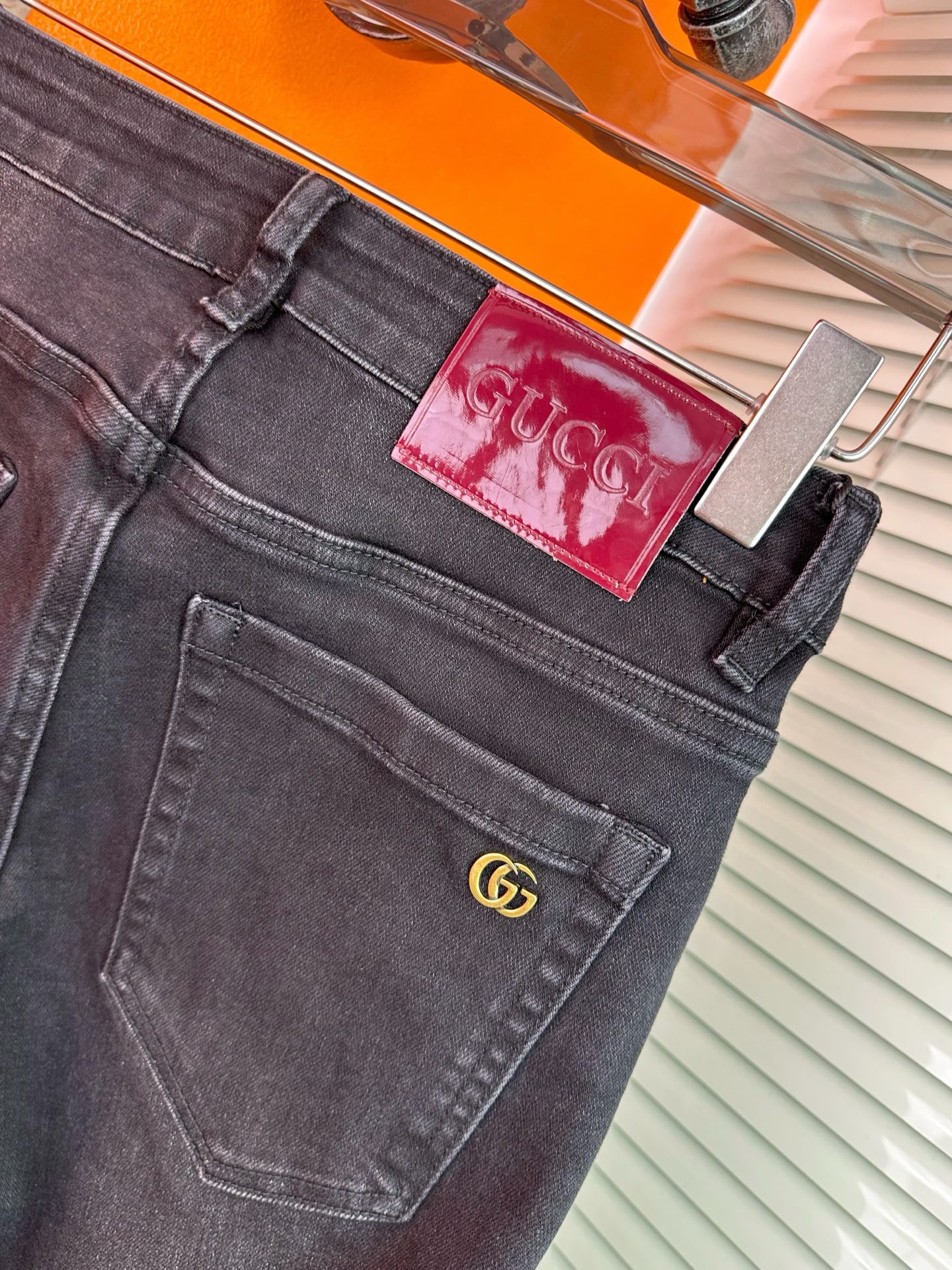 GUCCI スタイリッシュな男装牛仔パンツ 秋冬向けの弾力商宽松デザイン