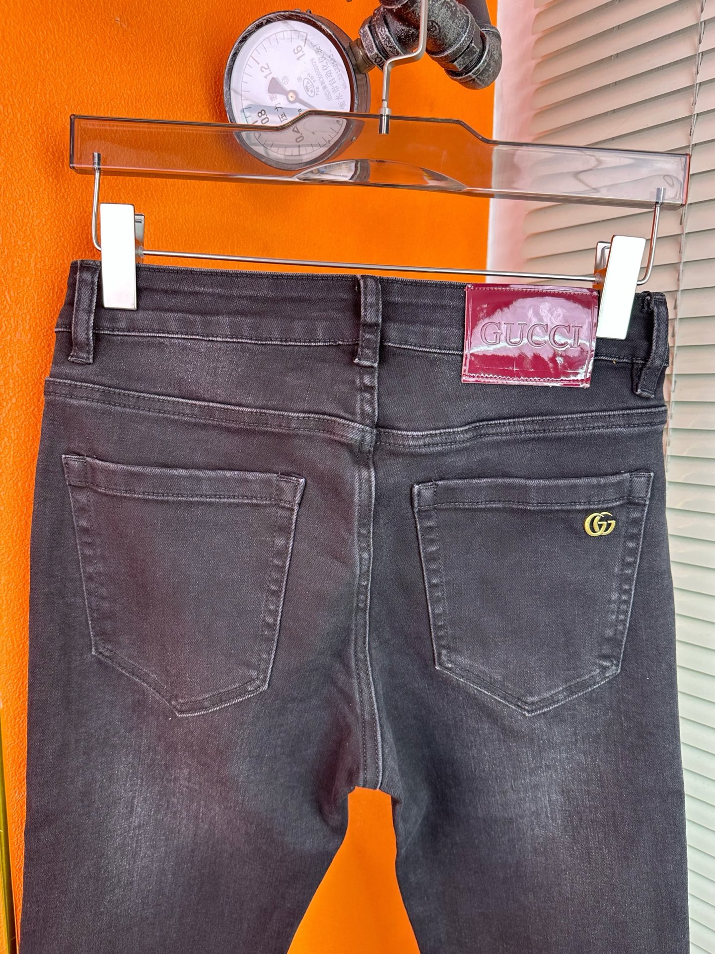 GUCCI スタイリッシュな男装牛仔パンツ 秋冬向けの弾力商宽松デザイン