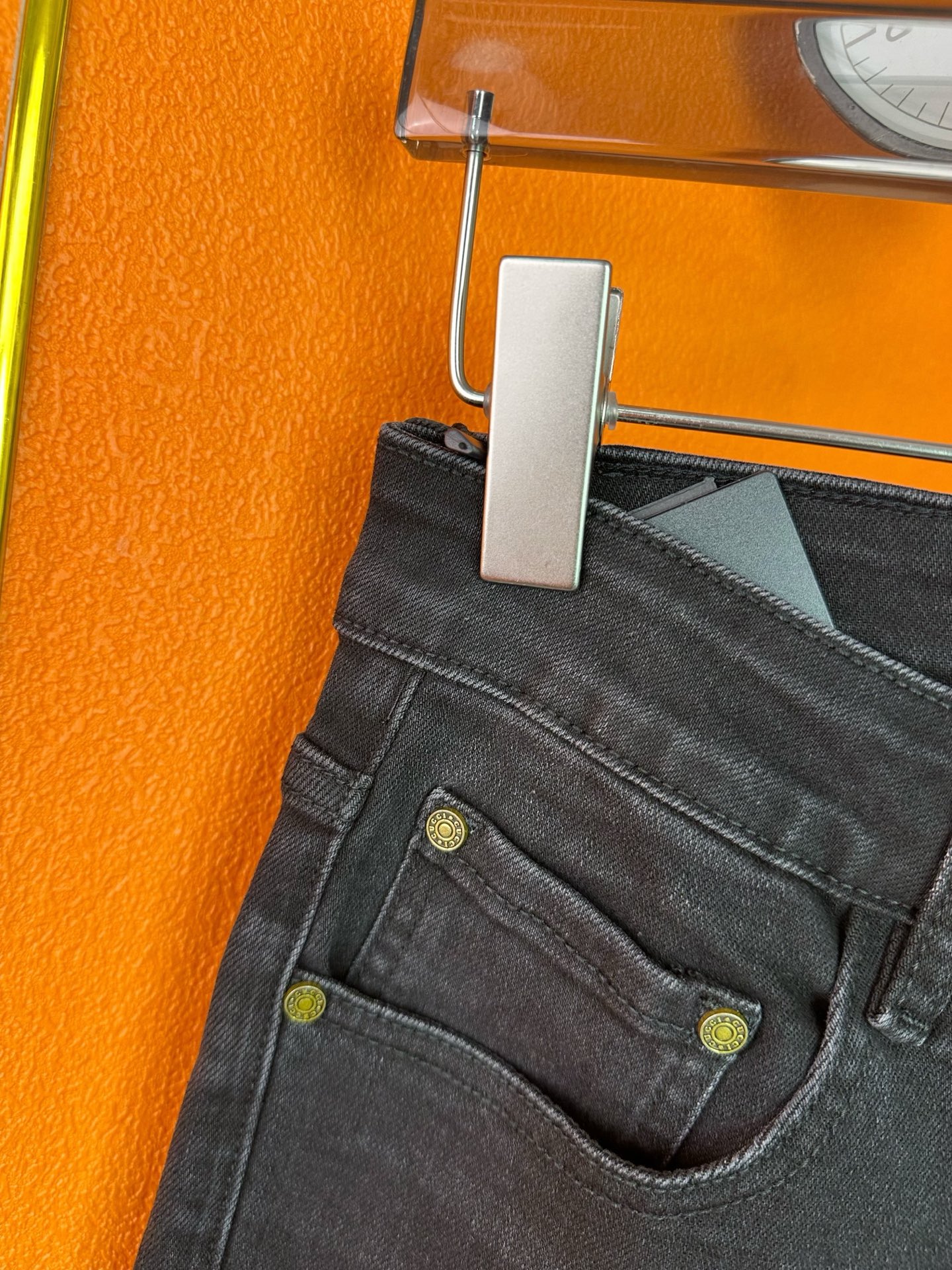 GUCCI スタイリッシュな男装牛仔パンツ 秋冬向けの弾力商宽松デザイン