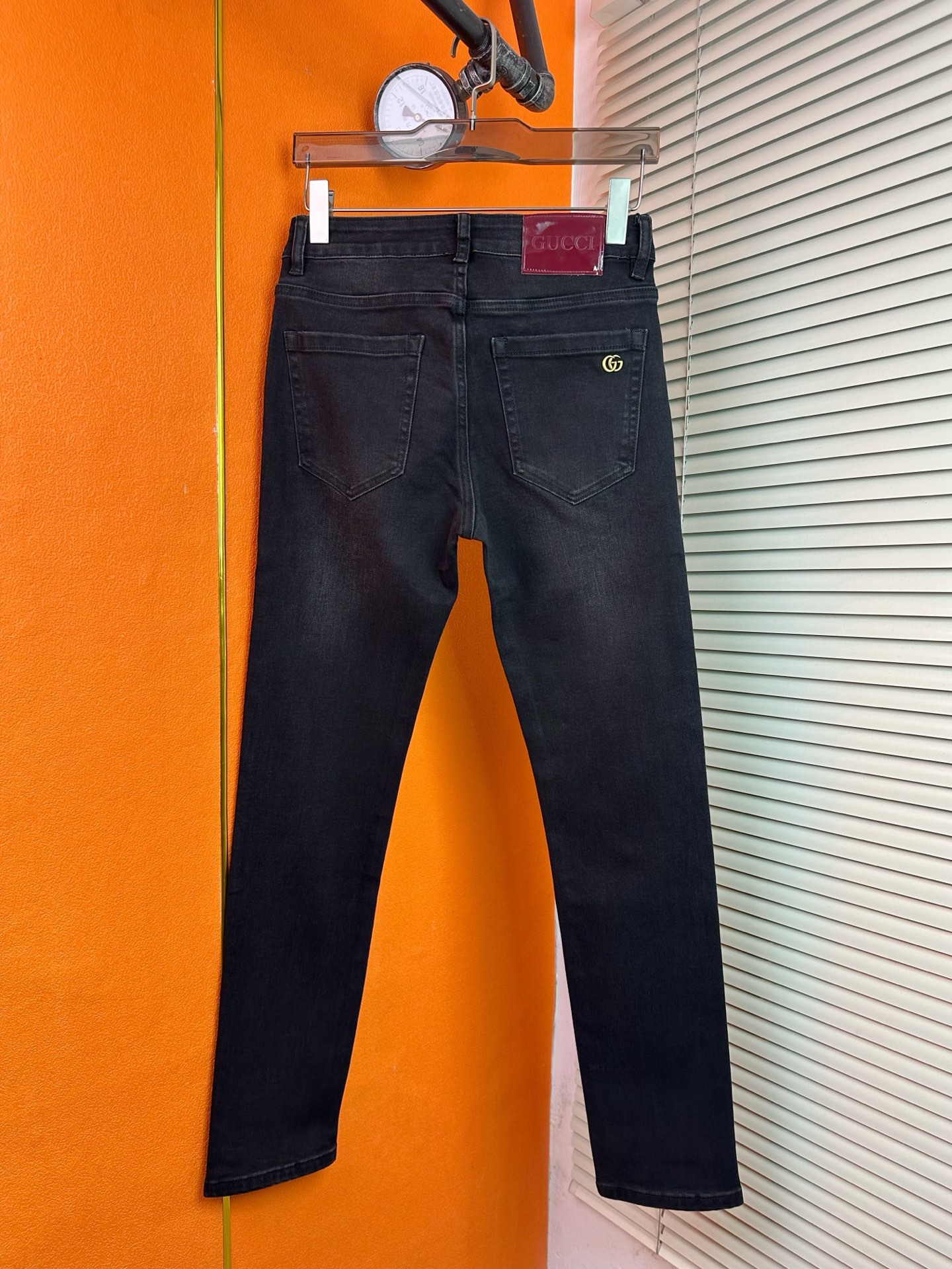 GUCCI スタイリッシュな男装牛仔パンツ 秋冬向けの弾力商宽松デザイン