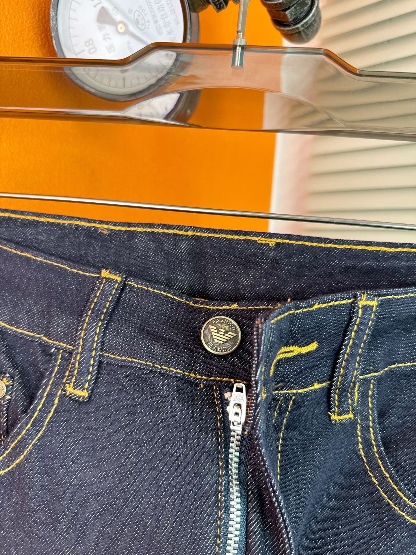 アルマーニ メンズ スタイリッシュなビジネスデニムパンツ