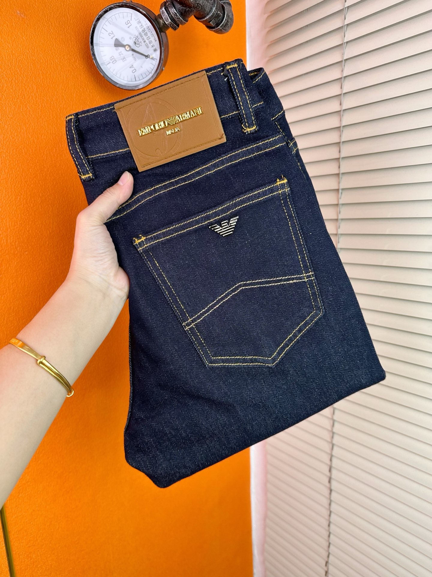 アルマーニ メンズ スタイリッシュなビジネスデニムパンツ