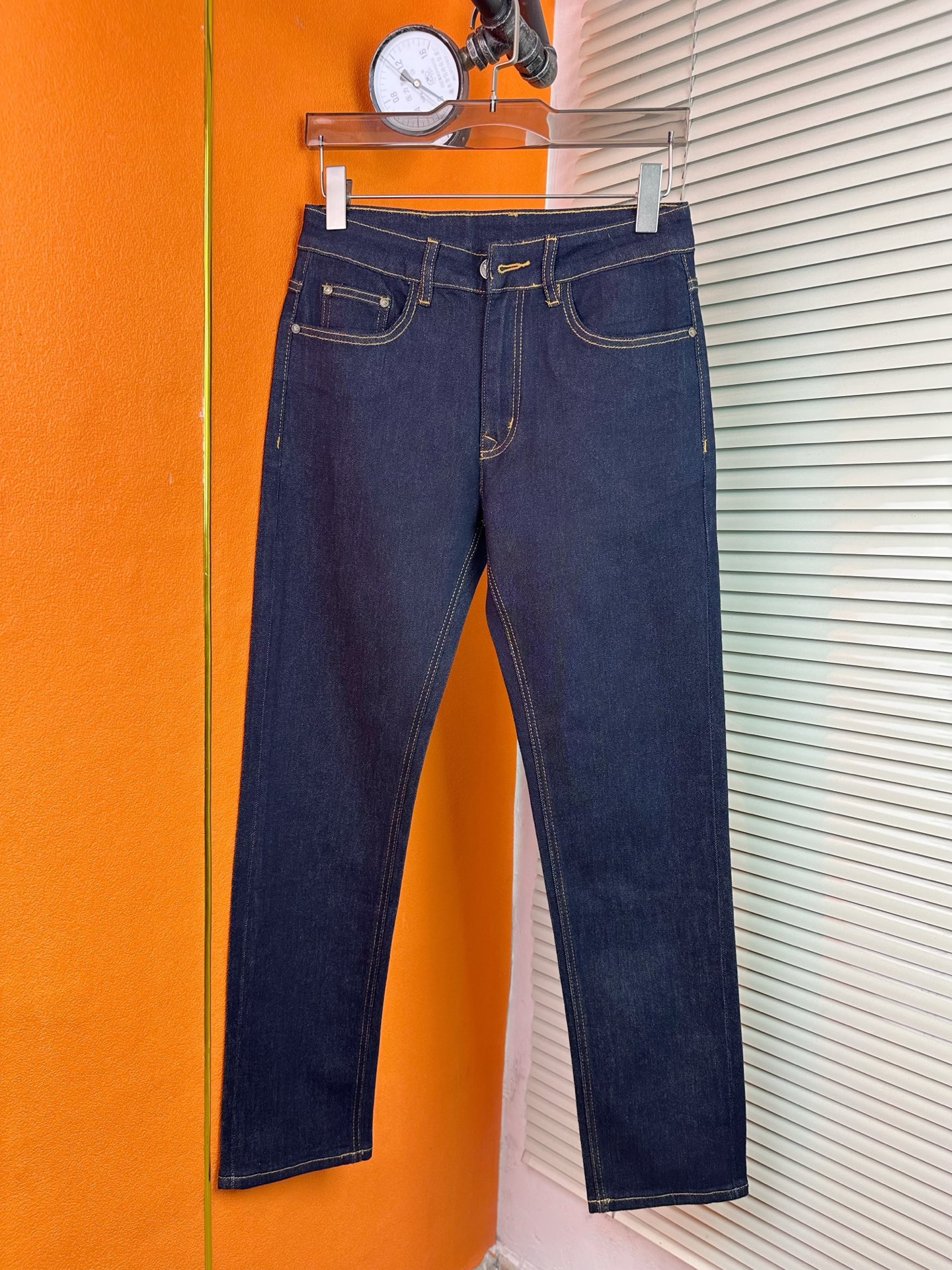 アルマーニ メンズ スタイリッシュなビジネスデニムパンツ