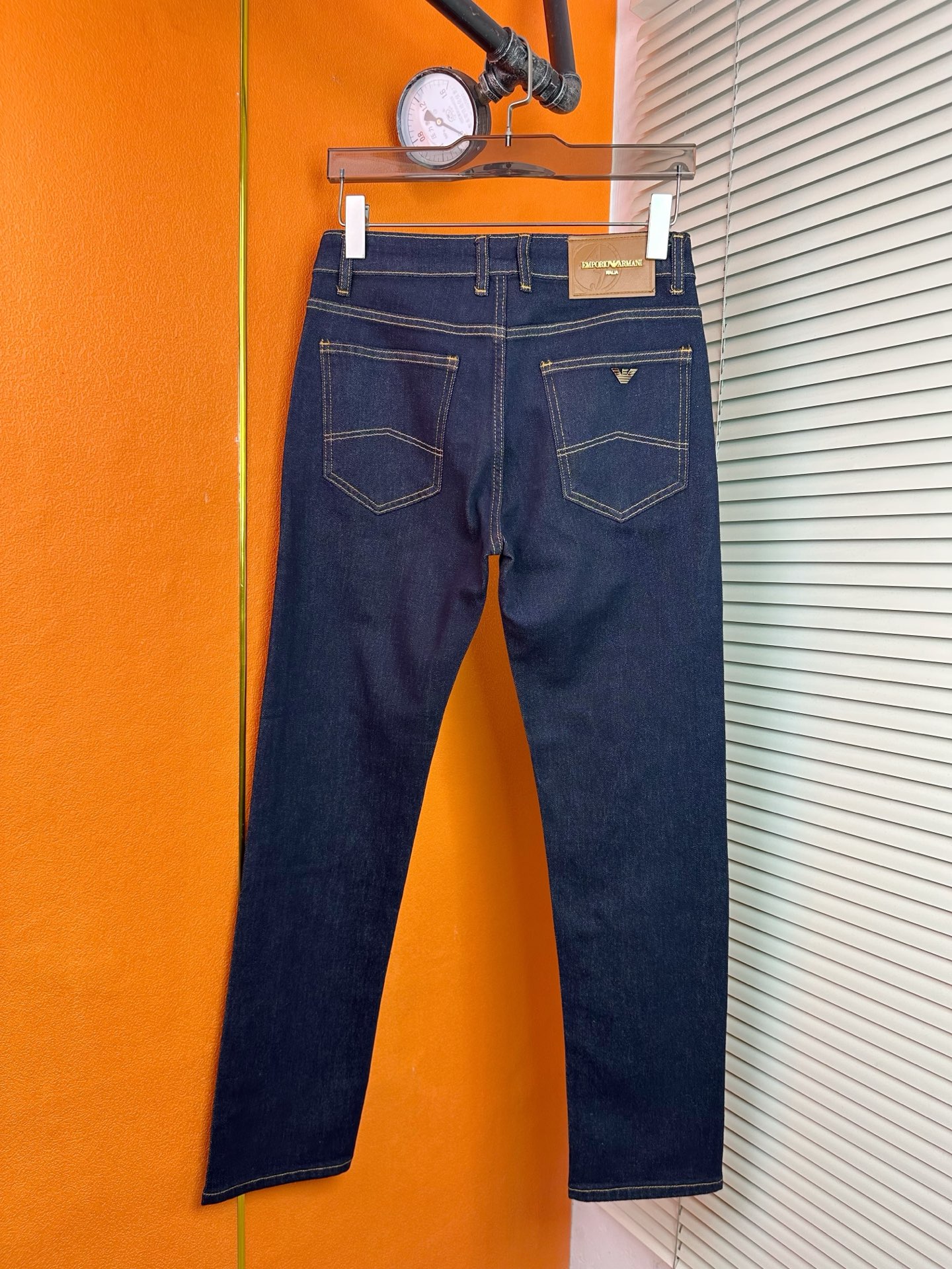 アルマーニ メンズ スタイリッシュなビジネスデニムパンツ