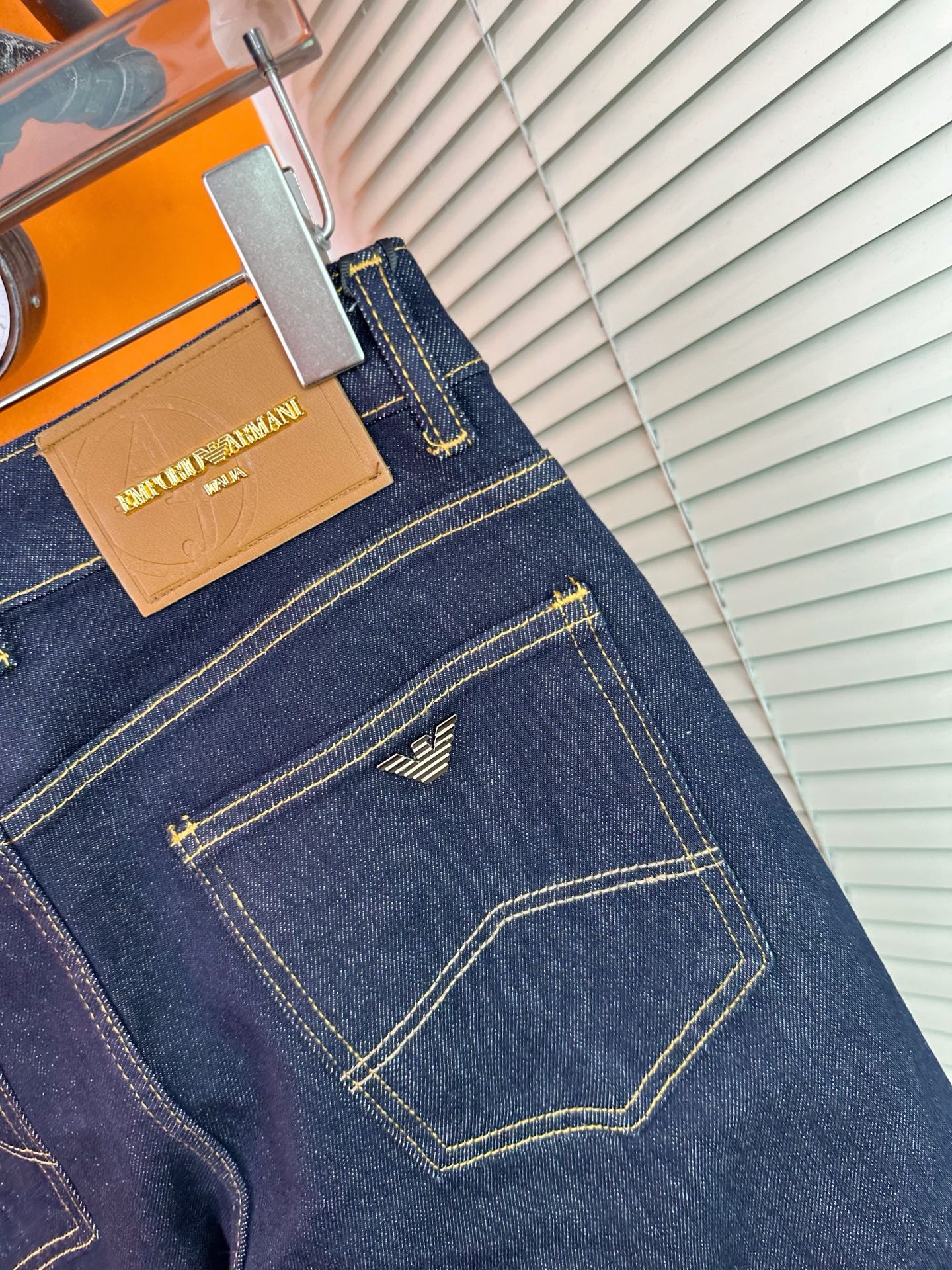 アルマーニ メンズ スタイリッシュなビジネスデニムパンツ