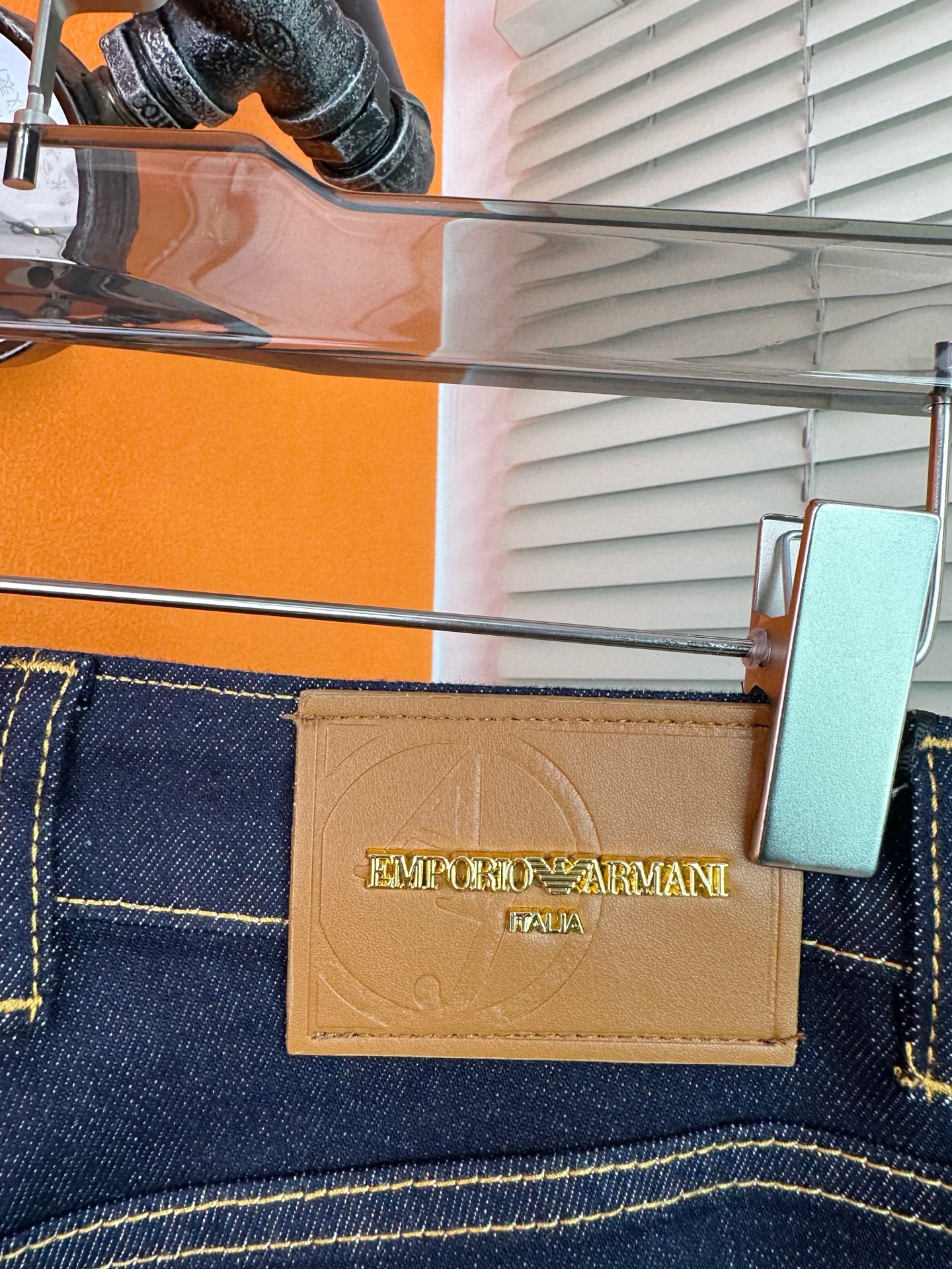 アルマーニ メンズ スタイリッシュなビジネスデニムパンツ