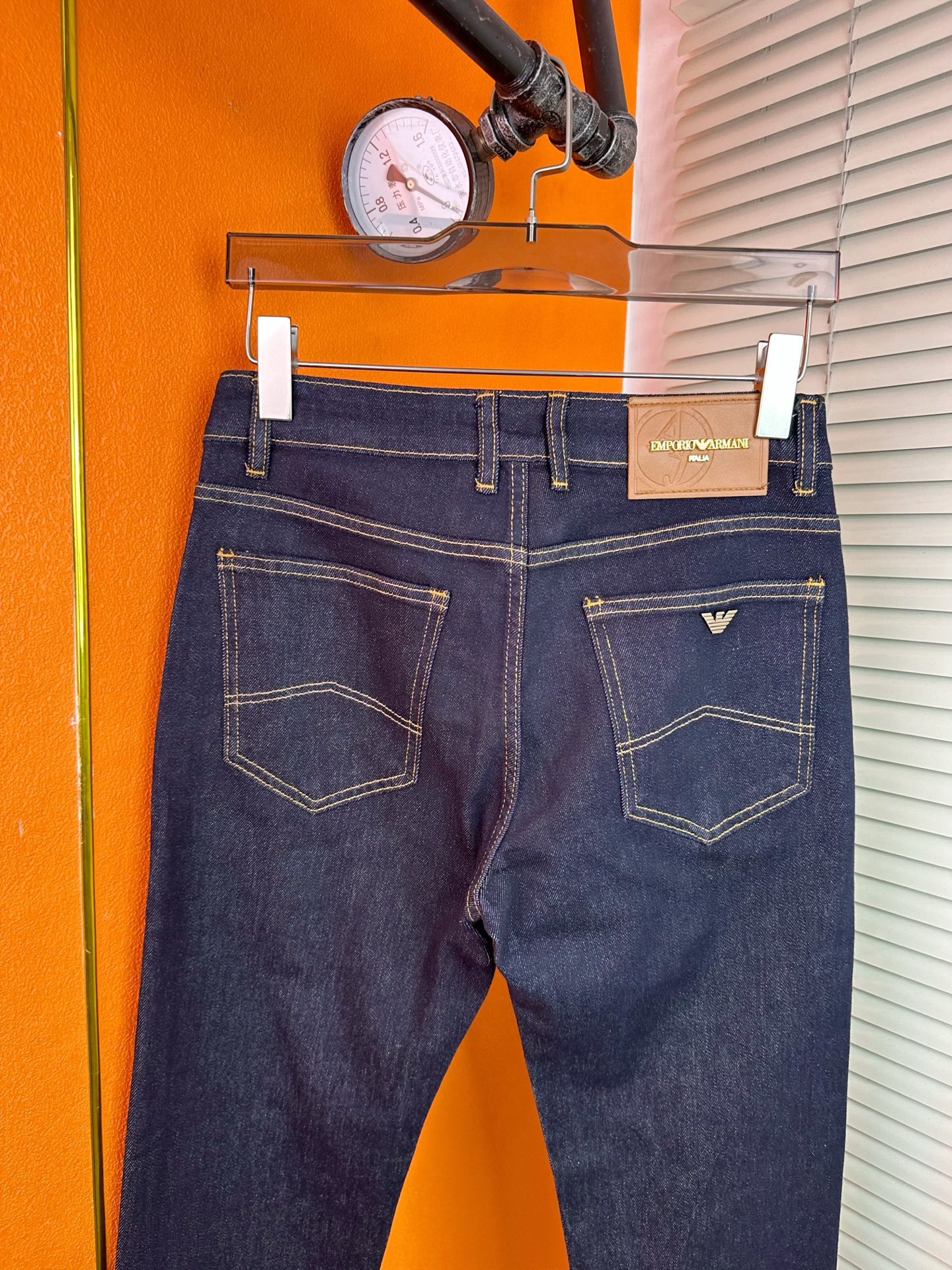 アルマーニ メンズ スタイリッシュなビジネスデニムパンツ