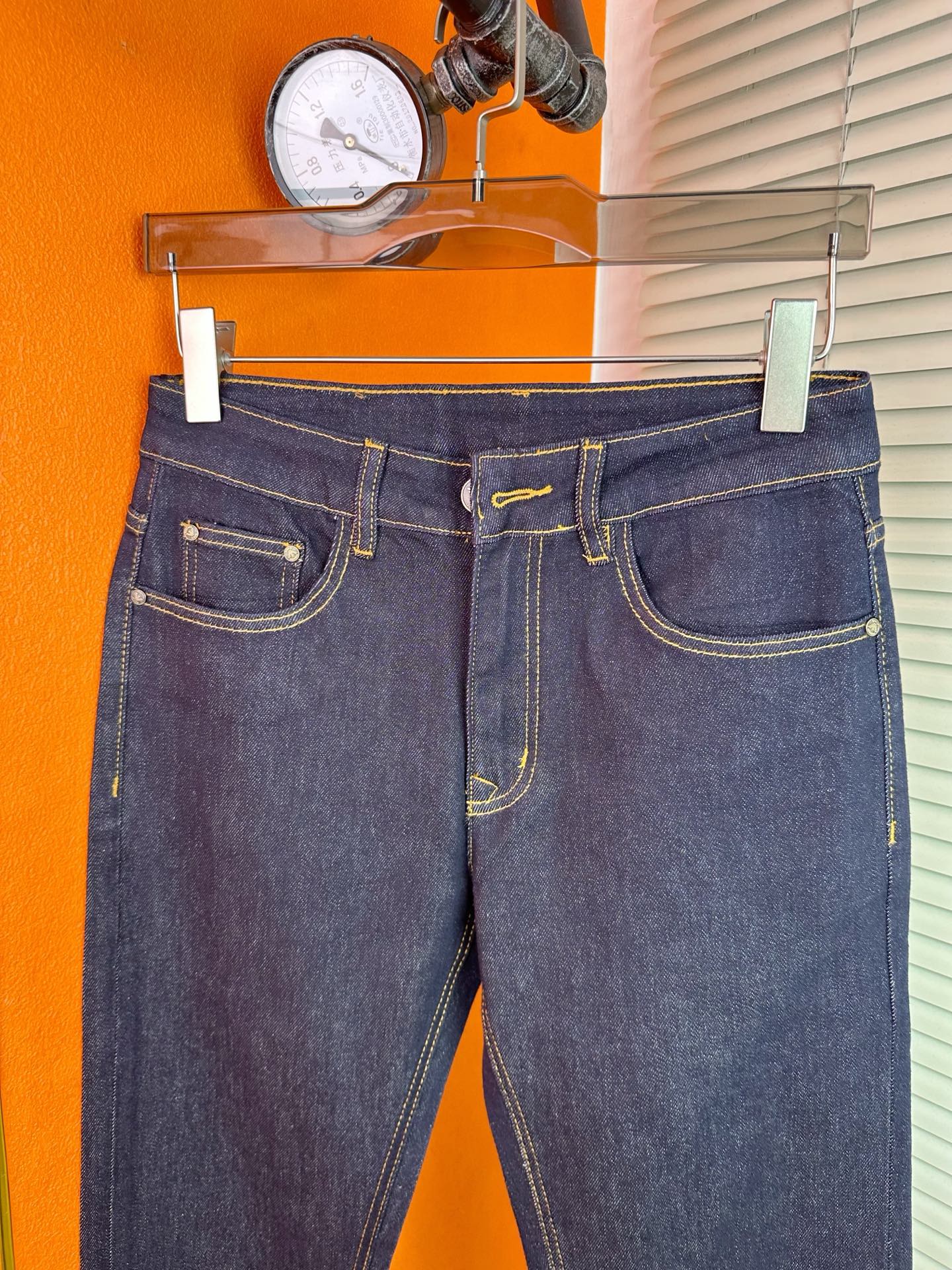 アルマーニ メンズ スタイリッシュなビジネスデニムパンツ