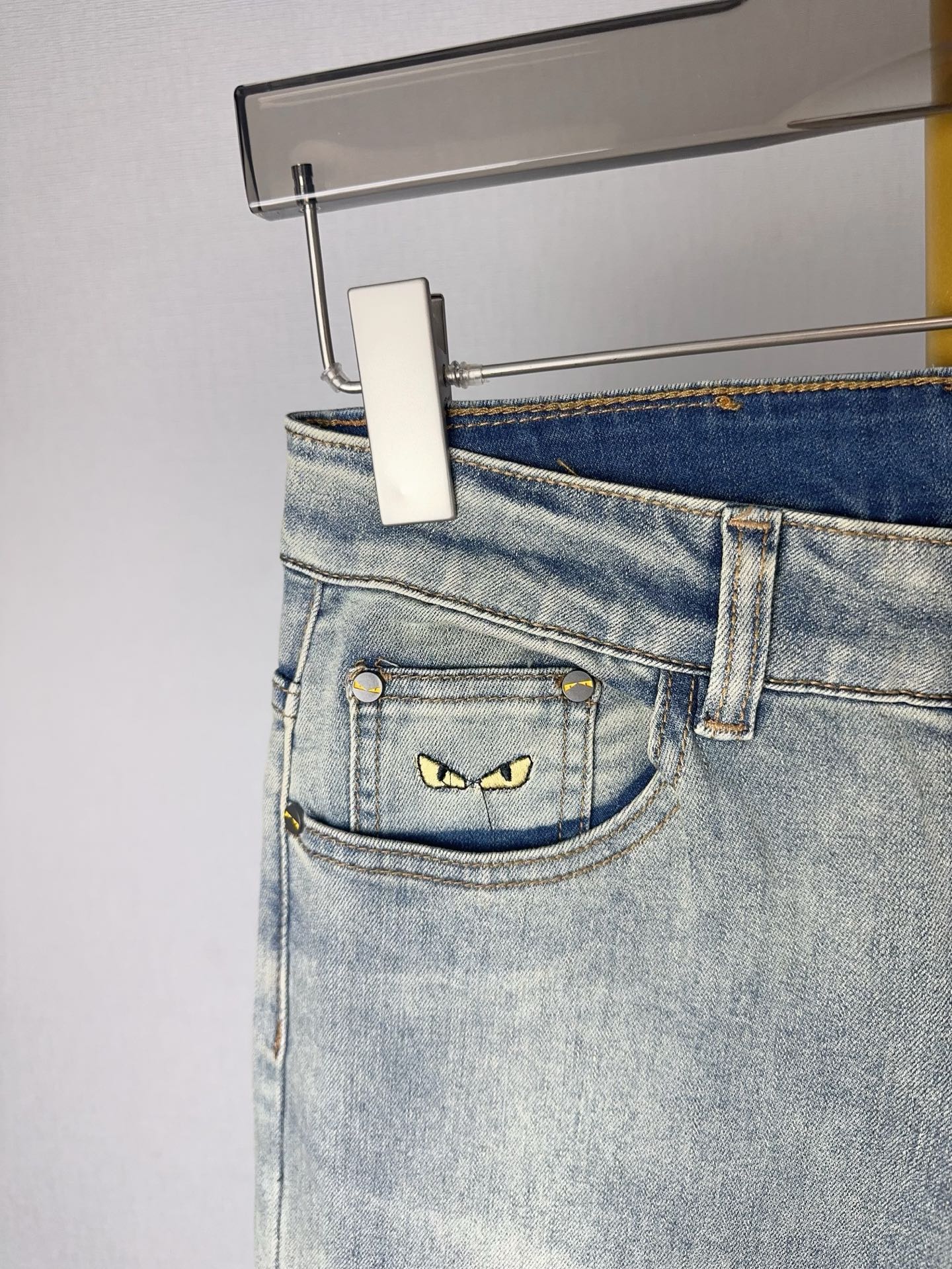 FENDI 秋冬新作 スタイリッシュなデニムパンツ 弾力小脚デザイン