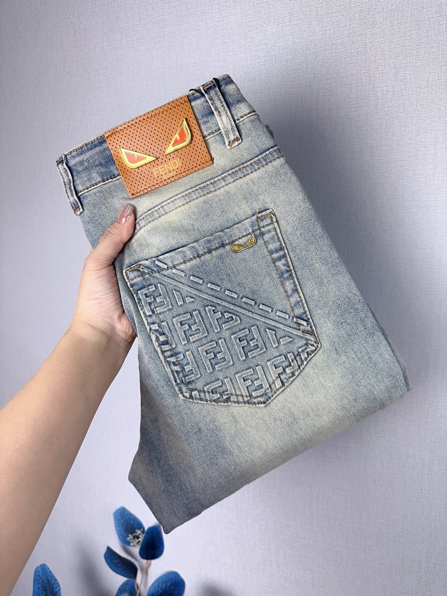 FENDI 秋冬新作 スタイリッシュなデニムパンツ 弾力小脚デザイン