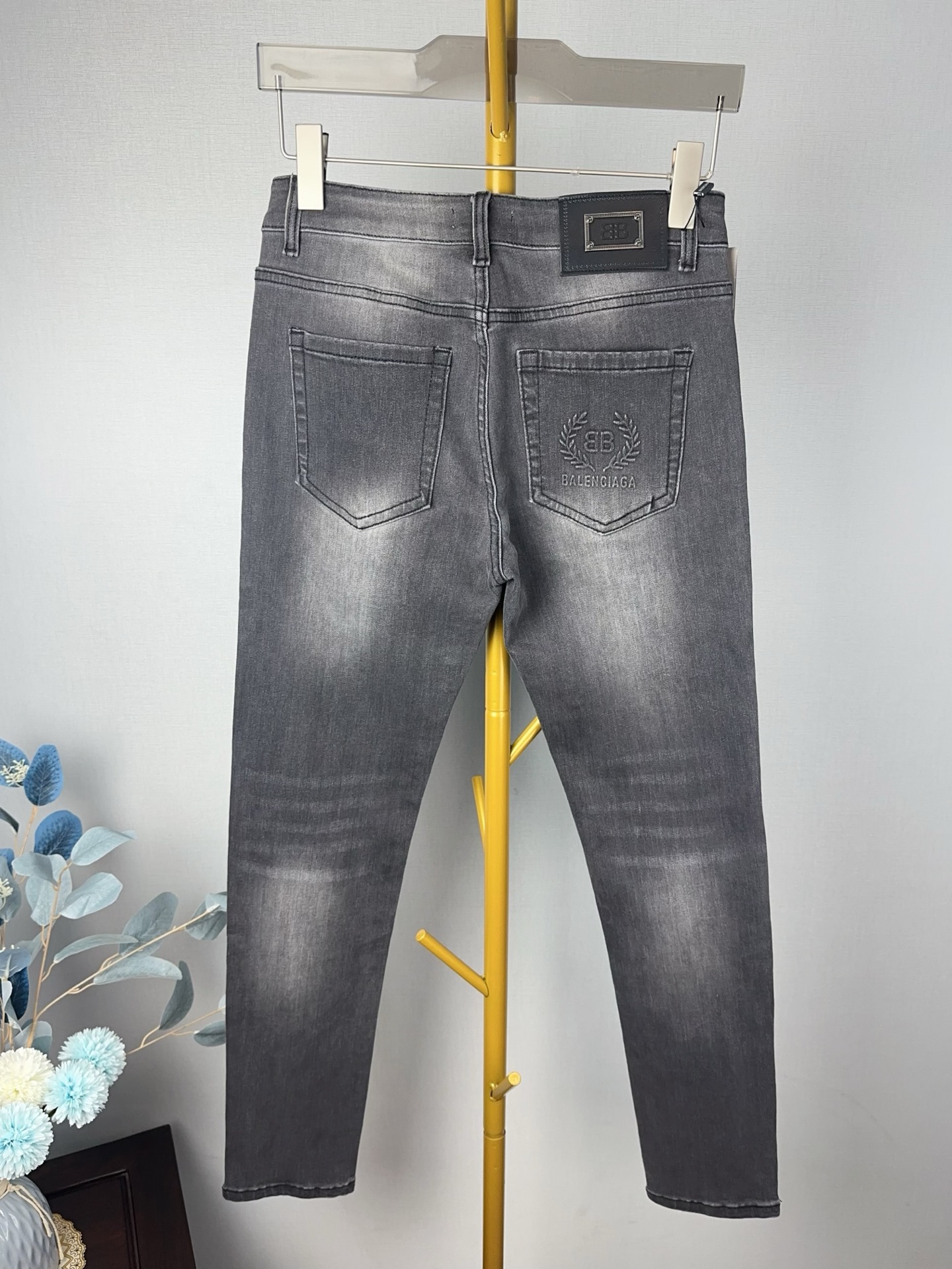 パリ世家 秋冬新作 スタイリッシュデニムパンツ 弾力小脚修身デザイン