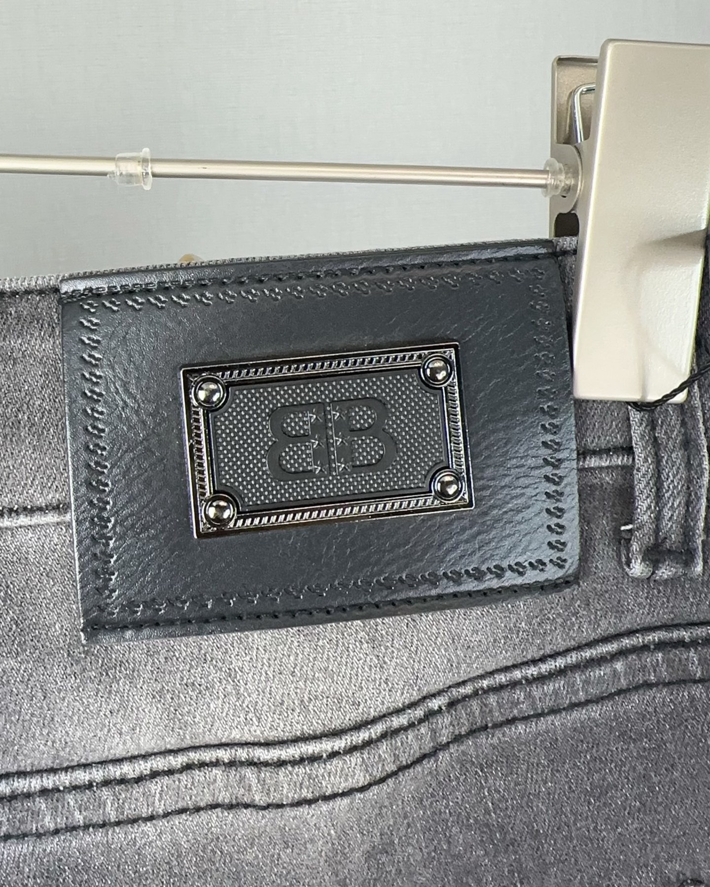 パリ世家 秋冬新作 スタイリッシュデニムパンツ 弾力小脚修身デザイン