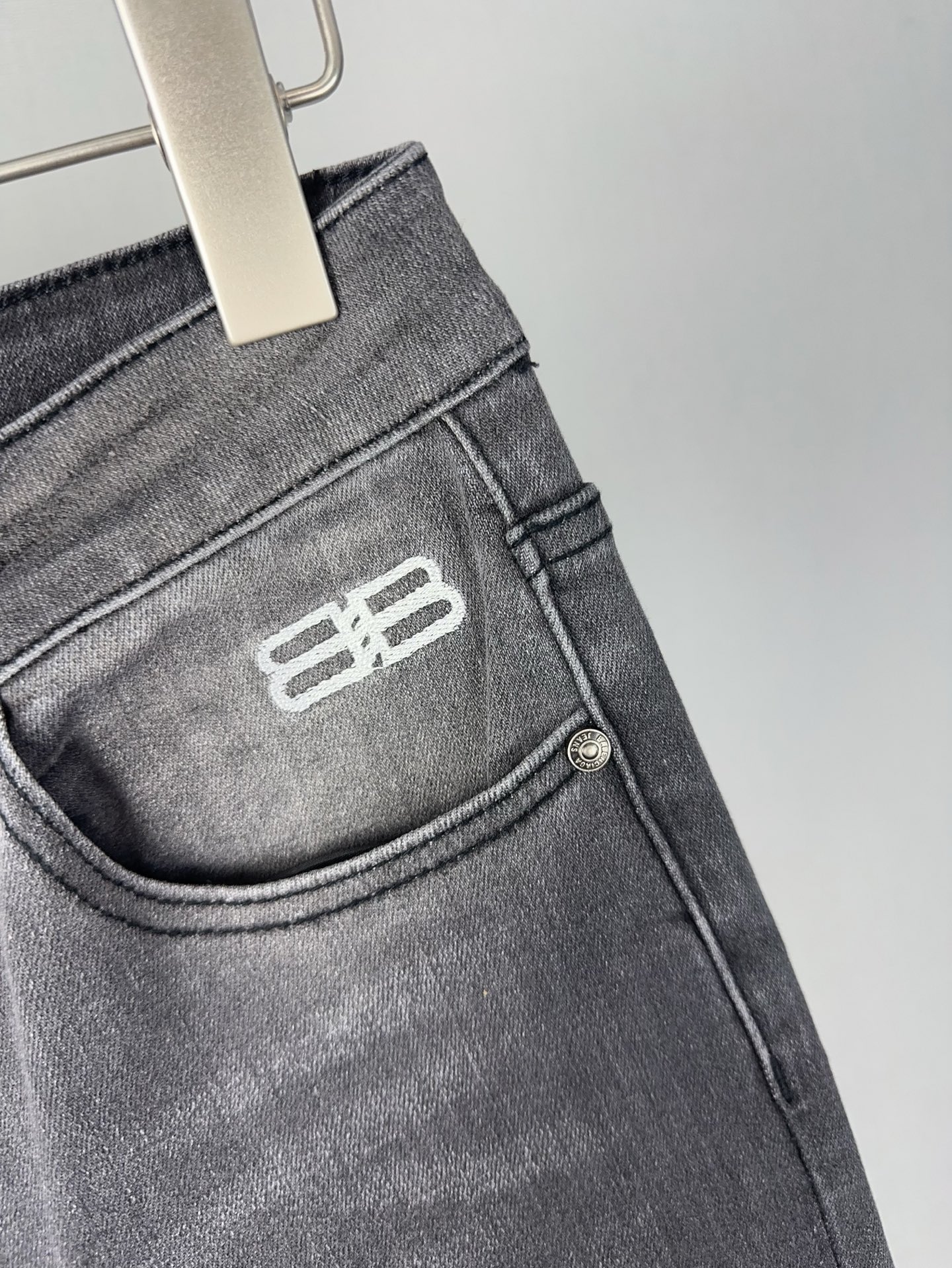 パリ世家 秋冬新作 スタイリッシュデニムパンツ 弾力小脚修身デザイン