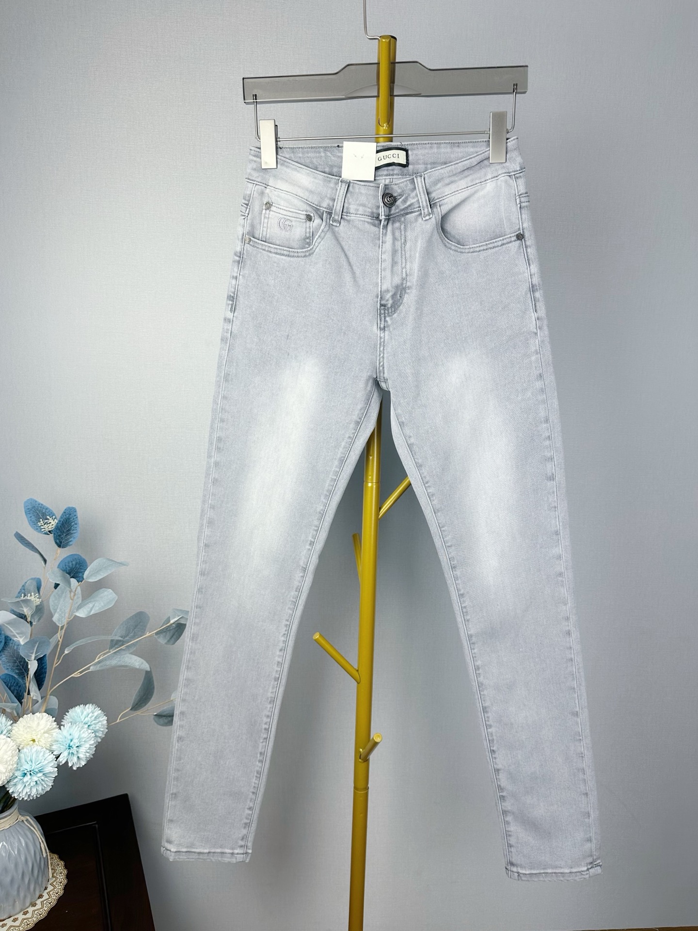 Gucci スタイリッシュ牛仔長パンツ - 修身デザインと高級洗水工芸