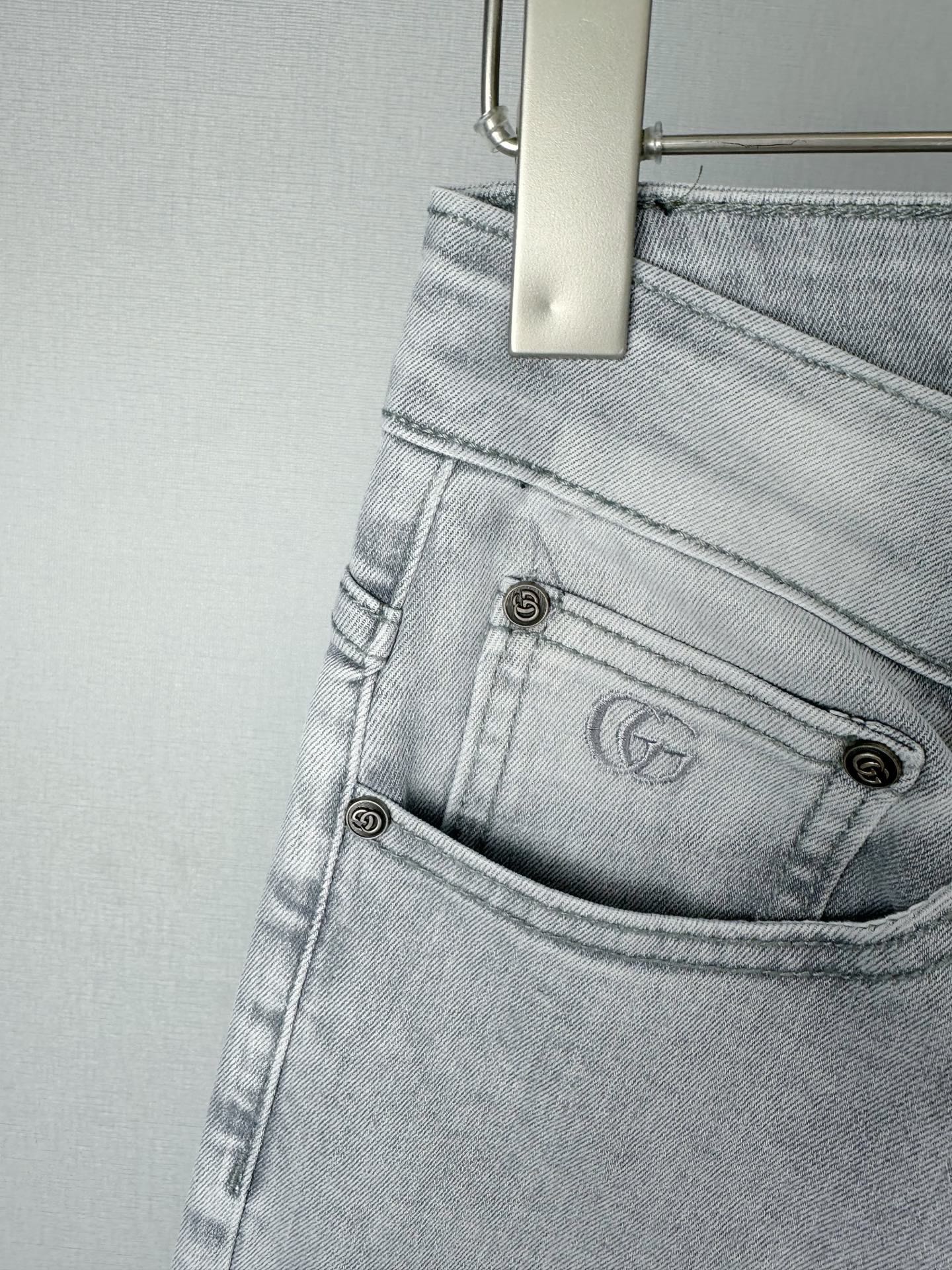 Gucci スタイリッシュ牛仔長パンツ - 修身デザインと高級洗水工芸