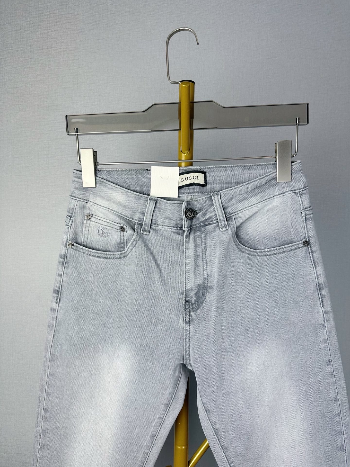 Gucci スタイリッシュ牛仔長パンツ - 修身デザインと高級洗水工芸