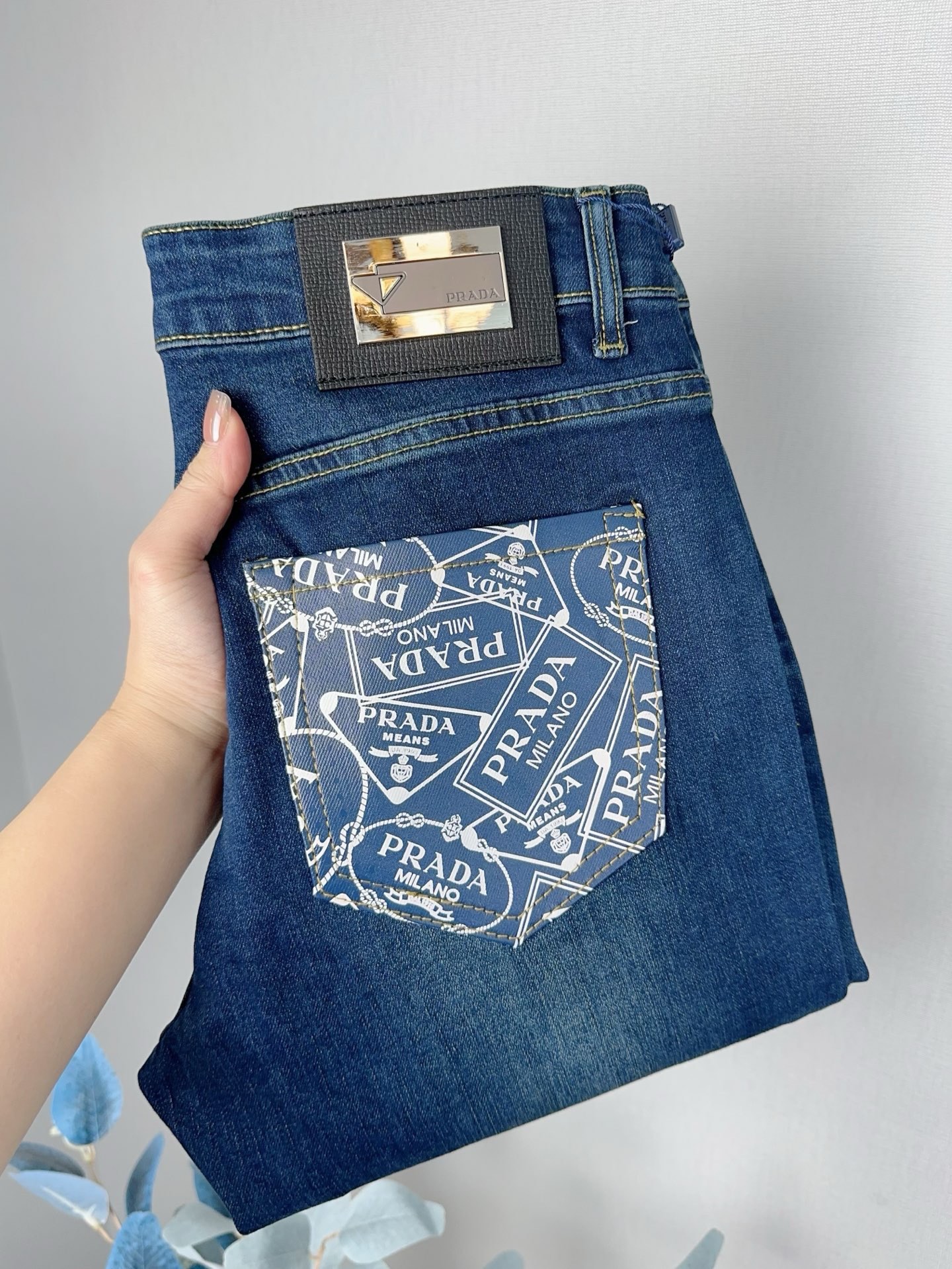 プラダ 秋冬新作 スタイリッシュな牛仔長パンツ 弾力小脚デザイン