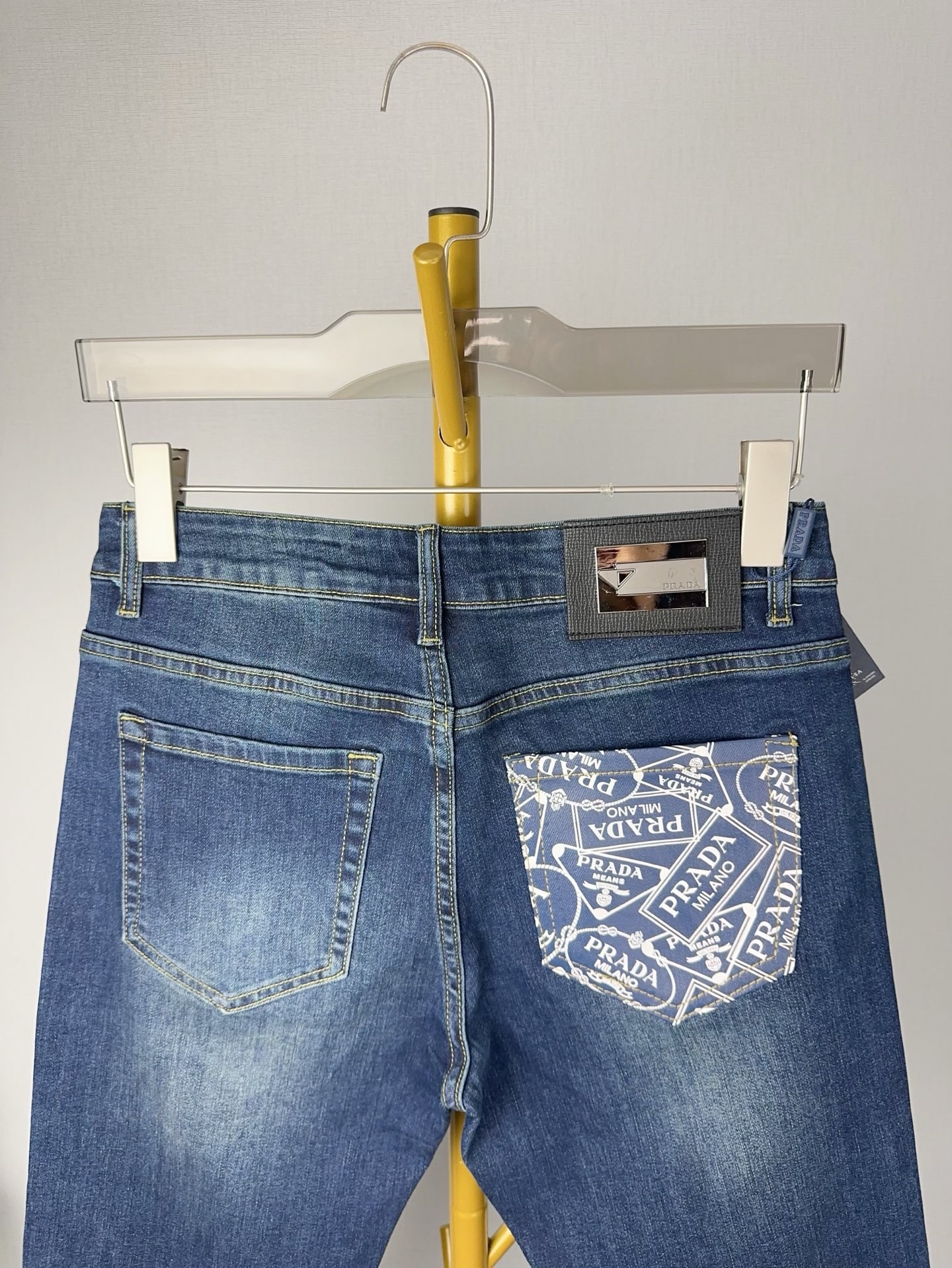 プラダ 秋冬新作 スタイリッシュな牛仔長パンツ 弾力小脚デザイン