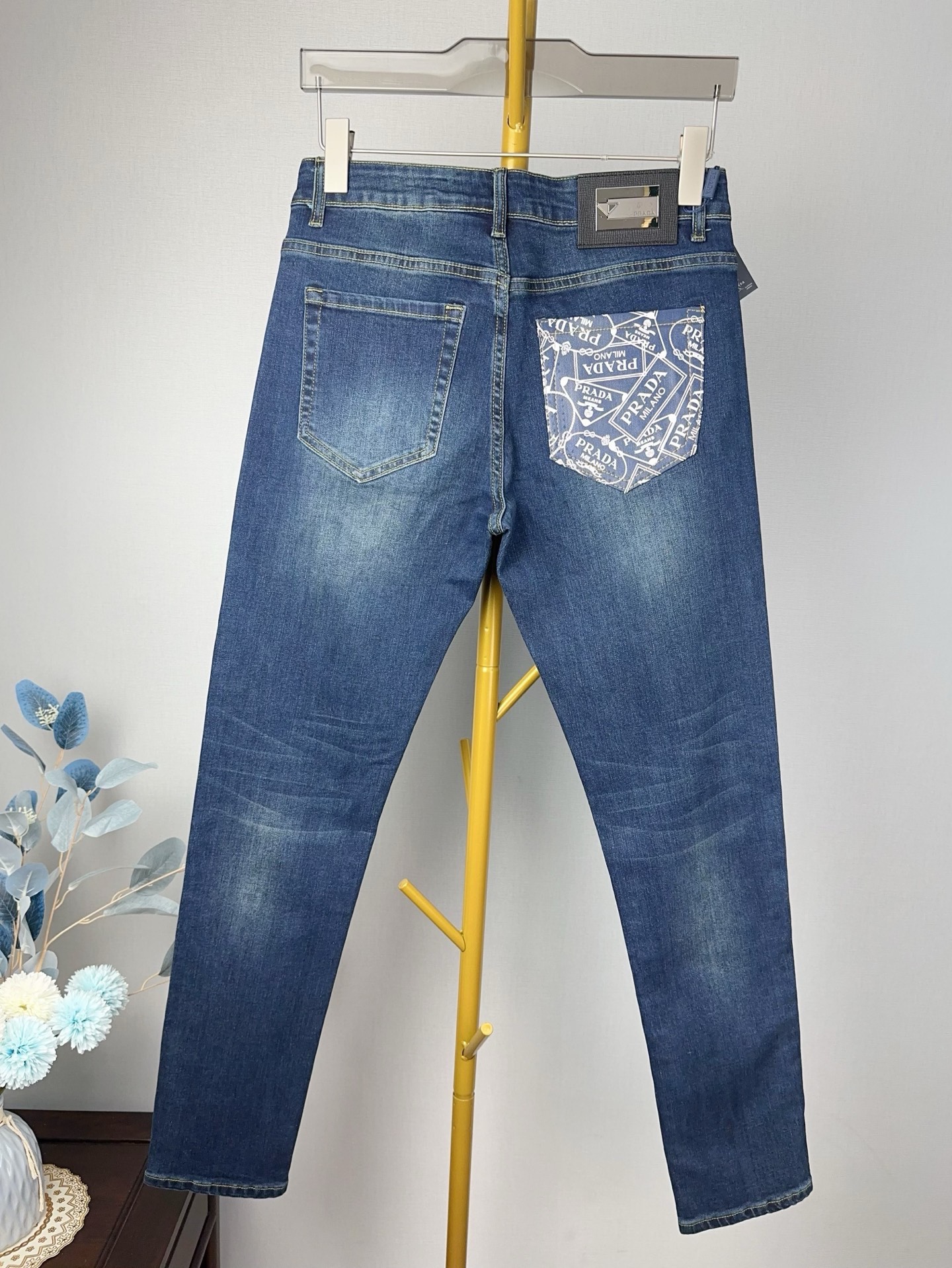 プラダ 秋冬新作 スタイリッシュな牛仔長パンツ 弾力小脚デザイン