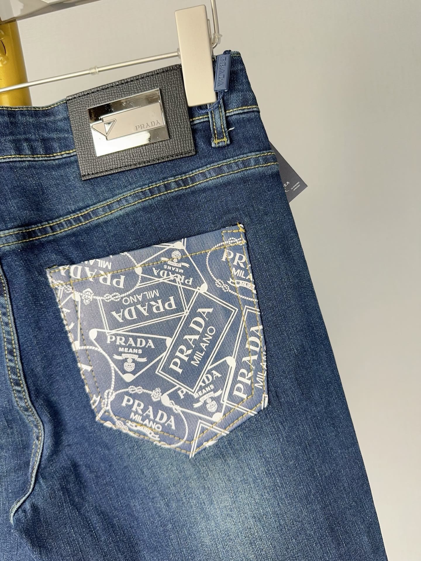 プラダ 秋冬新作 スタイリッシュな牛仔長パンツ 弾力小脚デザイン