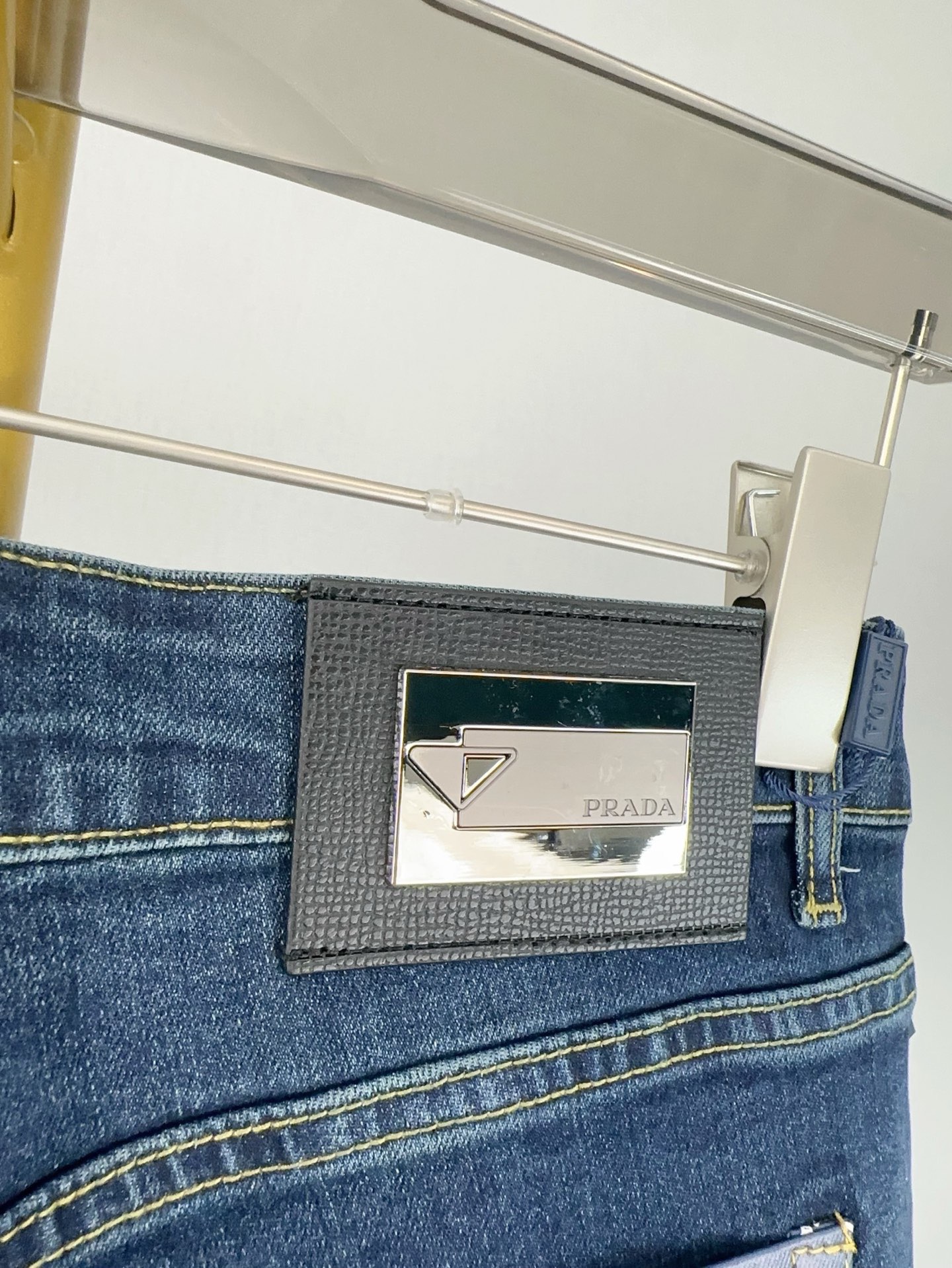 プラダ 秋冬新作 スタイリッシュな牛仔長パンツ 弾力小脚デザイン