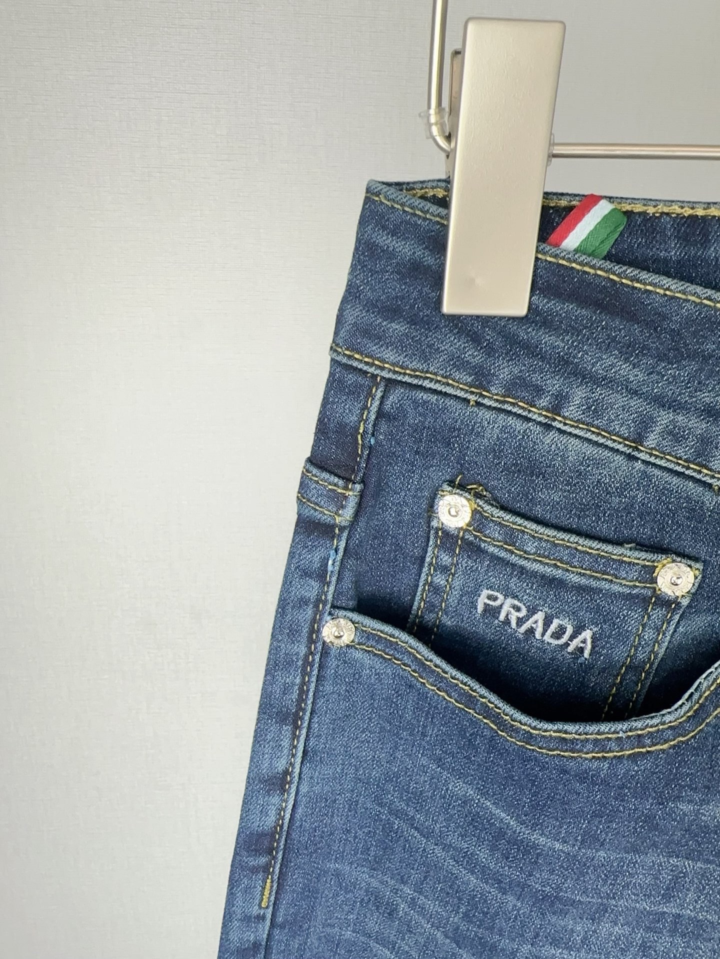 プラダ 秋冬新作 スタイリッシュな牛仔長パンツ 弾力小脚デザイン