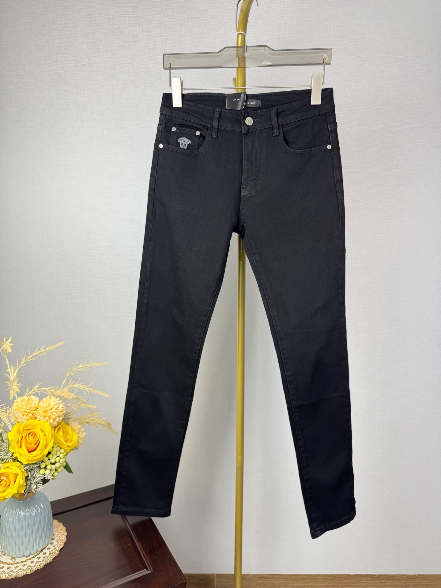 范思哲 秋冬新作 男性用ファッションデニムパンツ スリムフィットデザイン