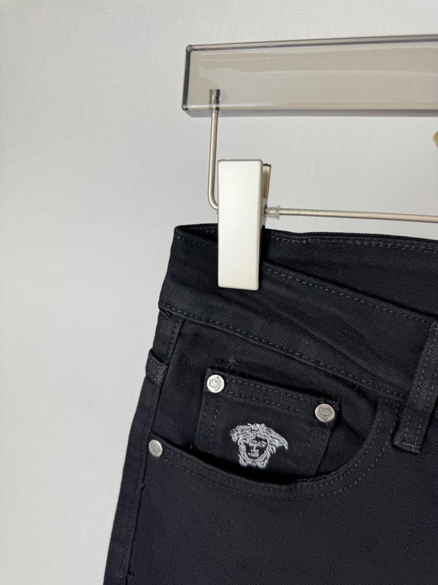 范思哲 秋冬新作 男性用ファッションデニムパンツ スリムフィットデザイン