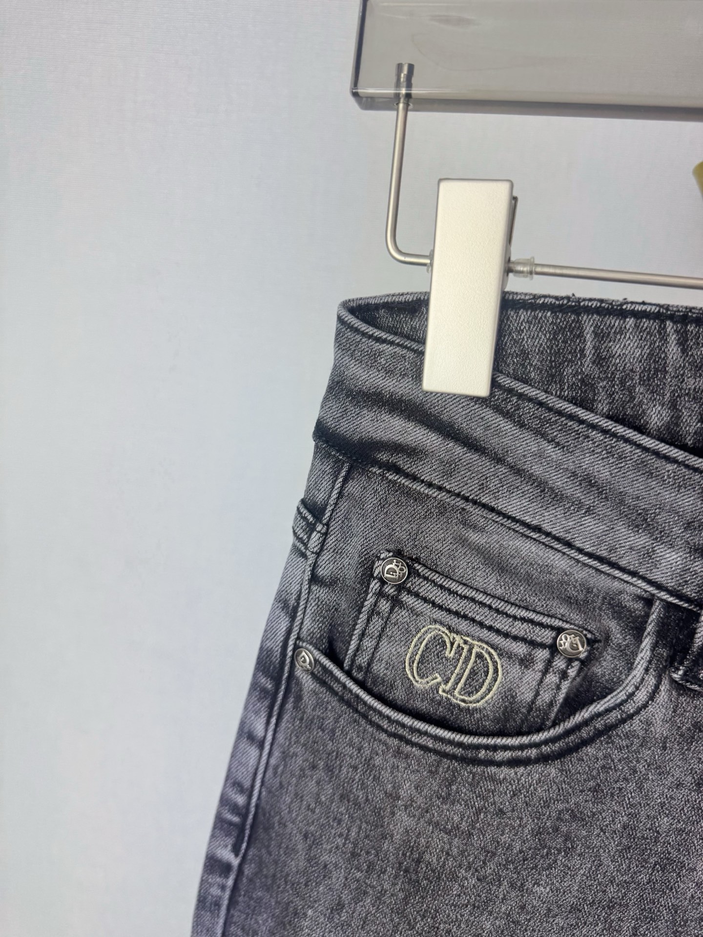 ディオ 秋冬新作 デザイン性抜群の牛仔長裤