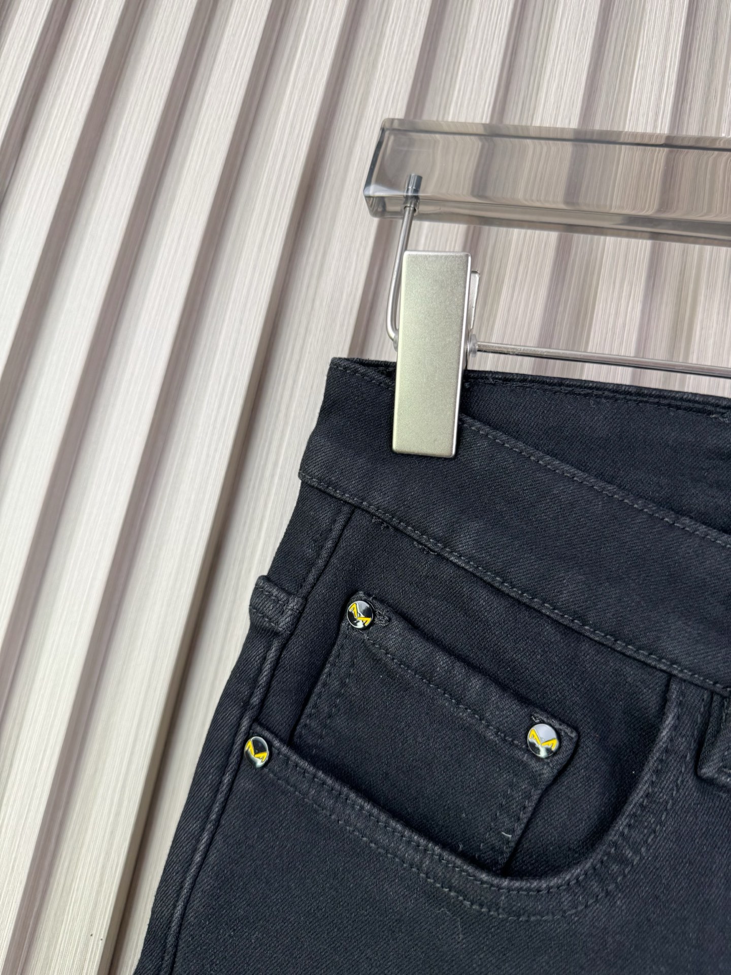 芬迪修身小脚加绒牛仔裤 | 保暖柔软な秋冬スタイル