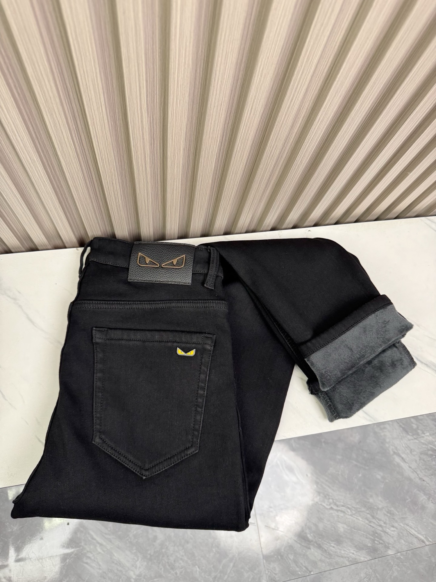 芬迪修身小脚加绒牛仔裤 | 保暖柔软な秋冬スタイル