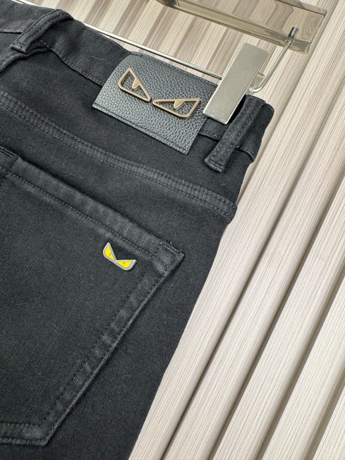 芬迪修身小脚加绒牛仔裤 | 保暖柔软な秋冬スタイル