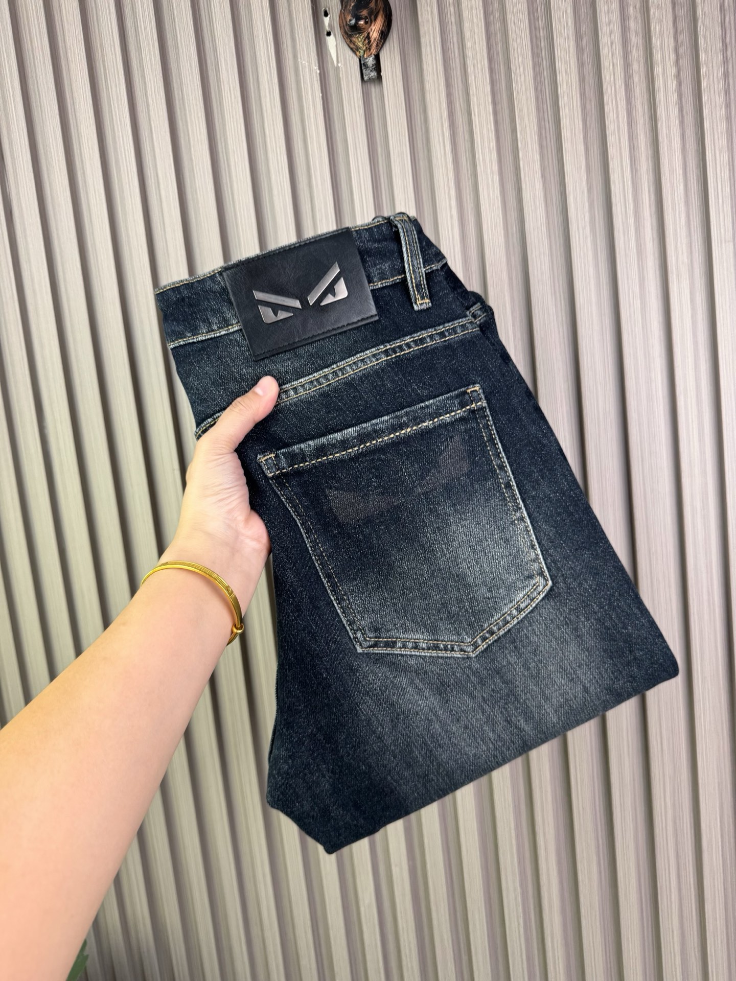 芬迪 男士阔腿直筒牛仔裤 - 柔らかく快適なデザイン