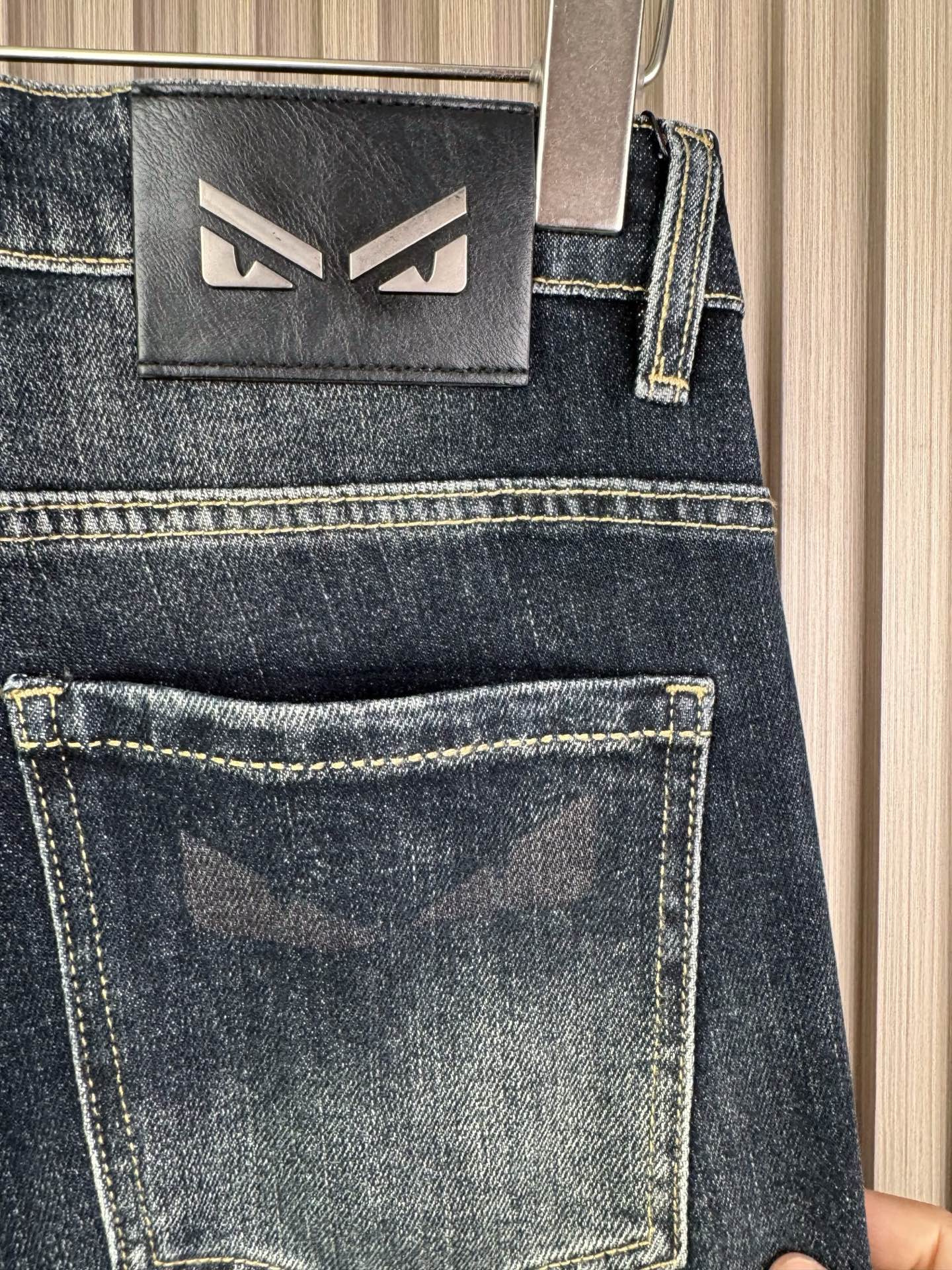 芬迪 男士阔腿直筒牛仔裤 - 柔らかく快適なデザイン