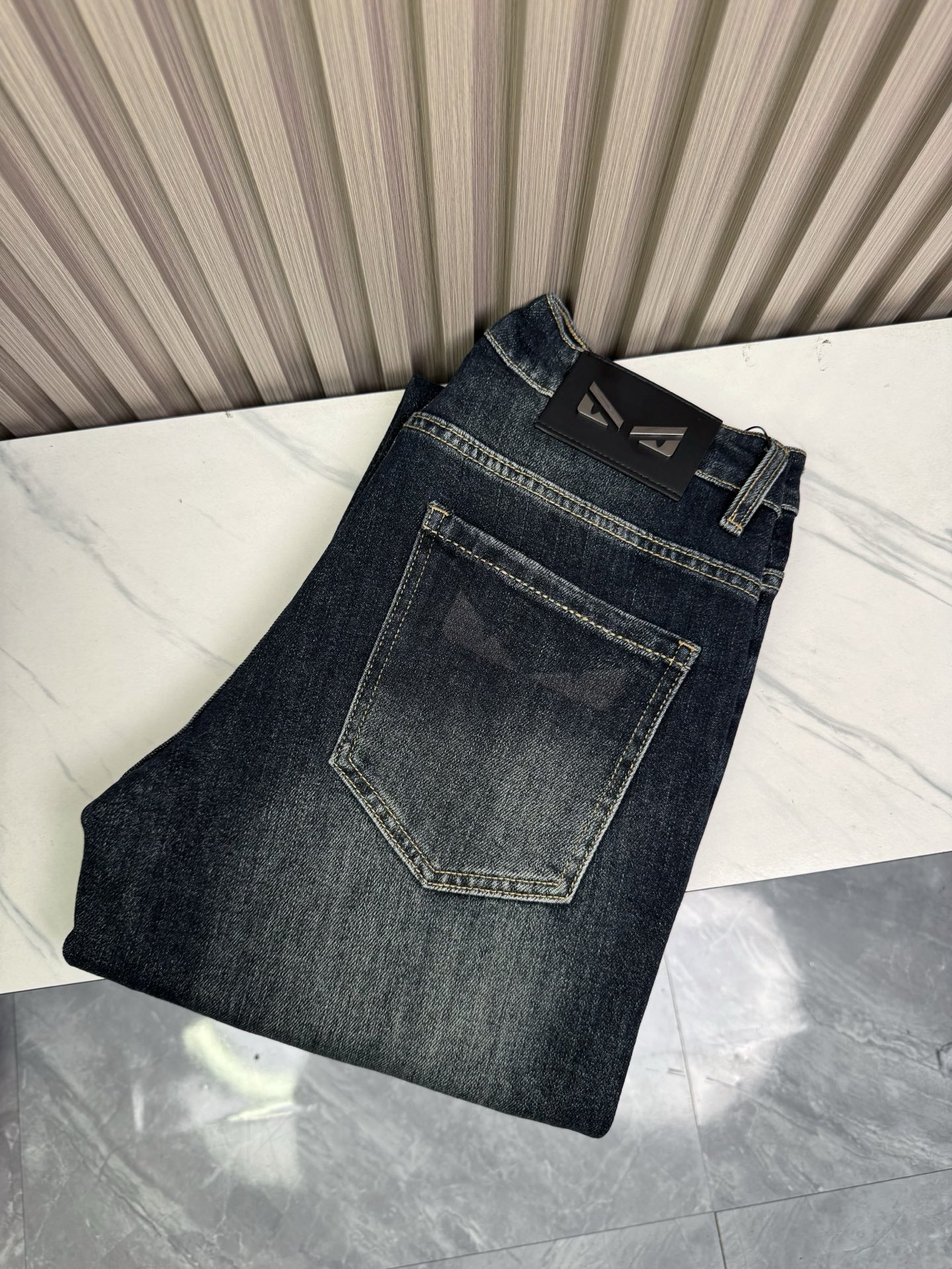 芬迪 男士阔腿直筒牛仔裤 - 柔らかく快適なデザイン