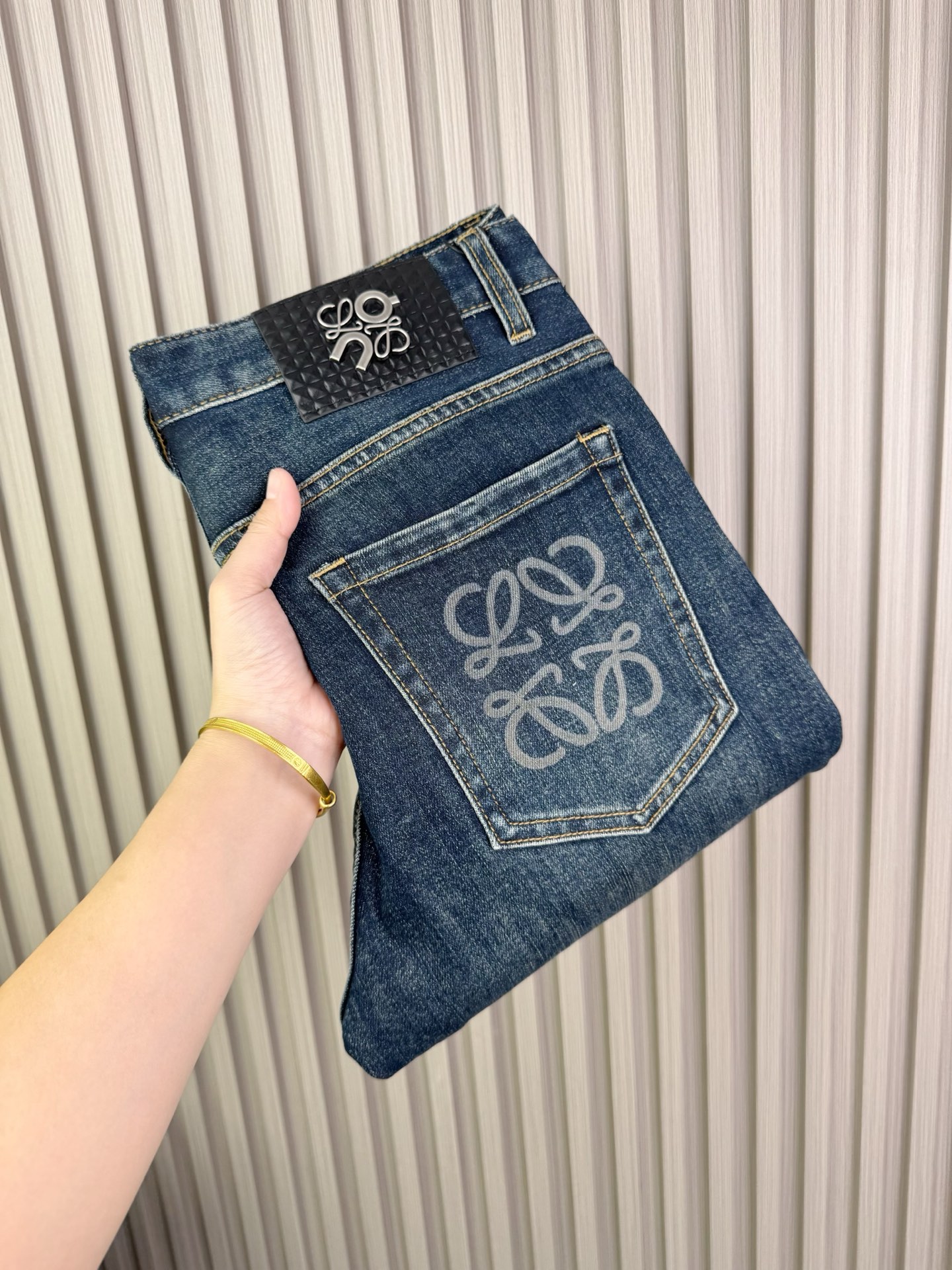 ロエベ 男性修身小脚牛仔裤 スタイリッシュなデザインと快適な着心地