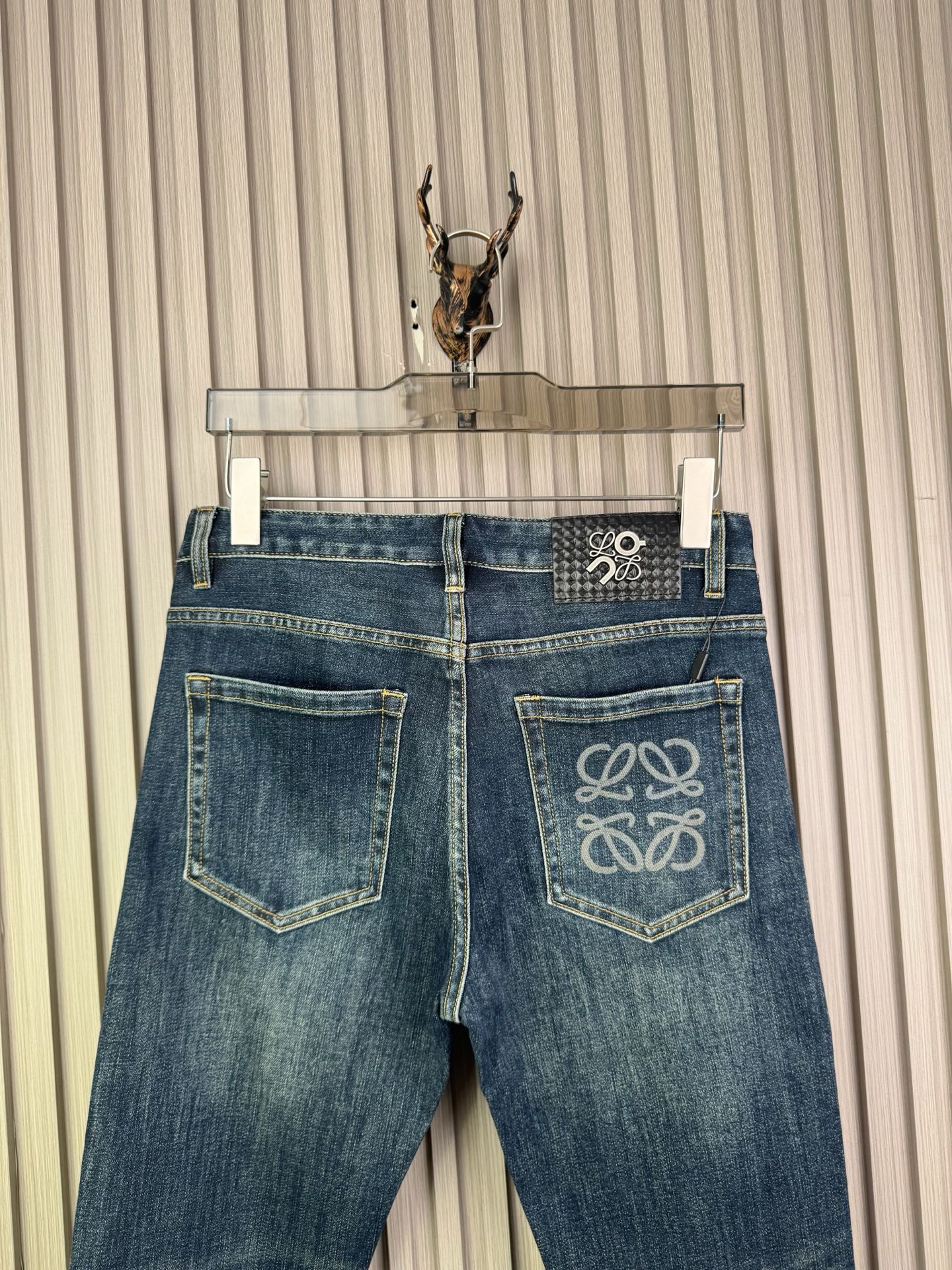 ロエベ 男性修身小脚牛仔裤 スタイリッシュなデザインと快適な着心地