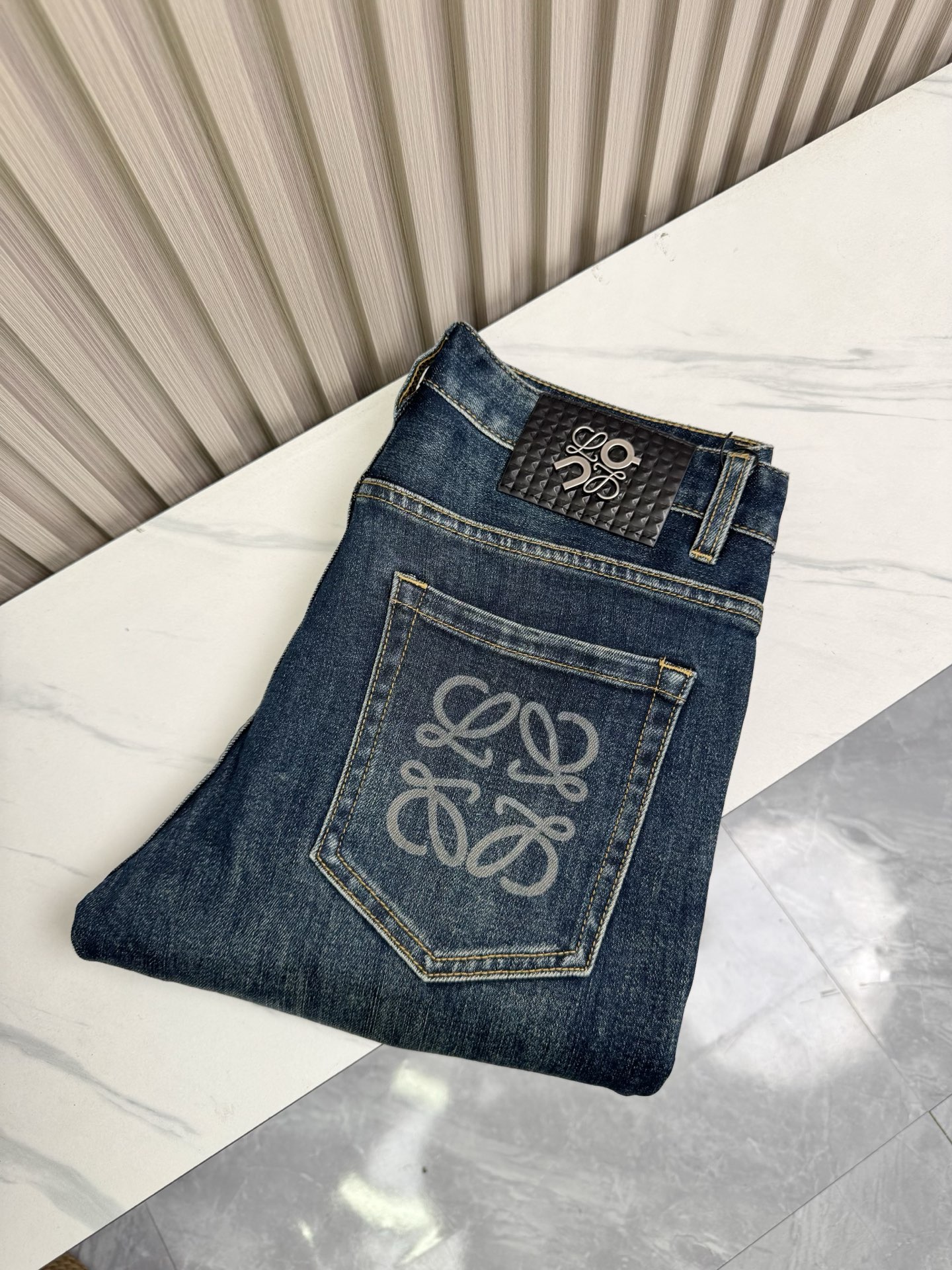 ロエベ 男性修身小脚牛仔裤 スタイリッシュなデザインと快適な着心地