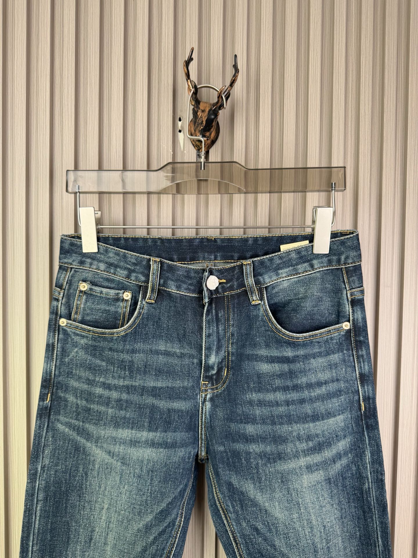 ロエベ 男性修身小脚牛仔裤 スタイリッシュなデザインと快適な着心地