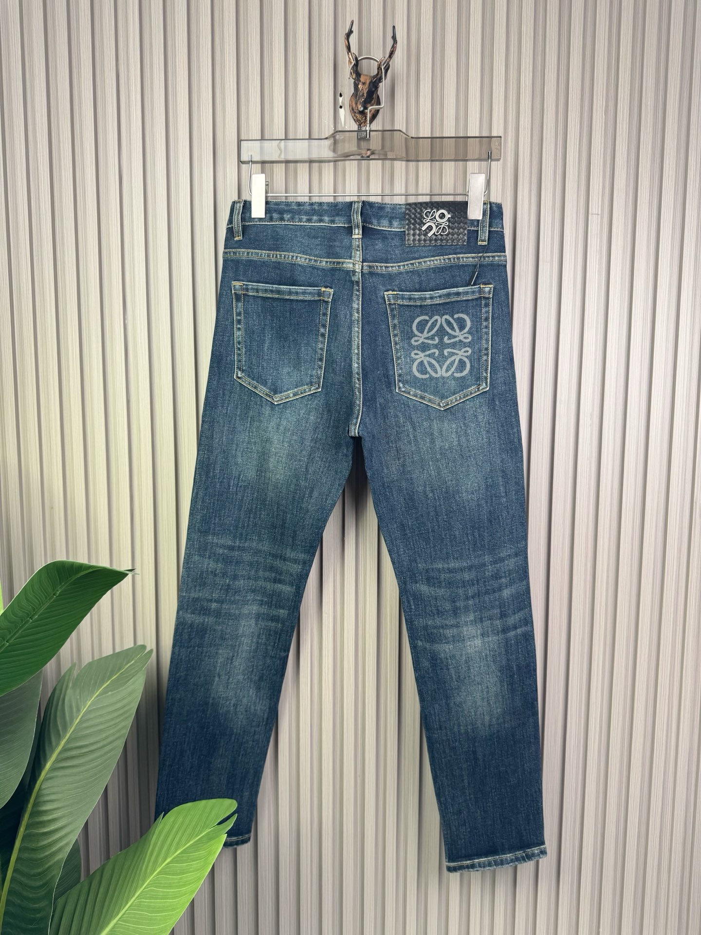 ロエベ 男性修身小脚牛仔裤 スタイリッシュなデザインと快適な着心地