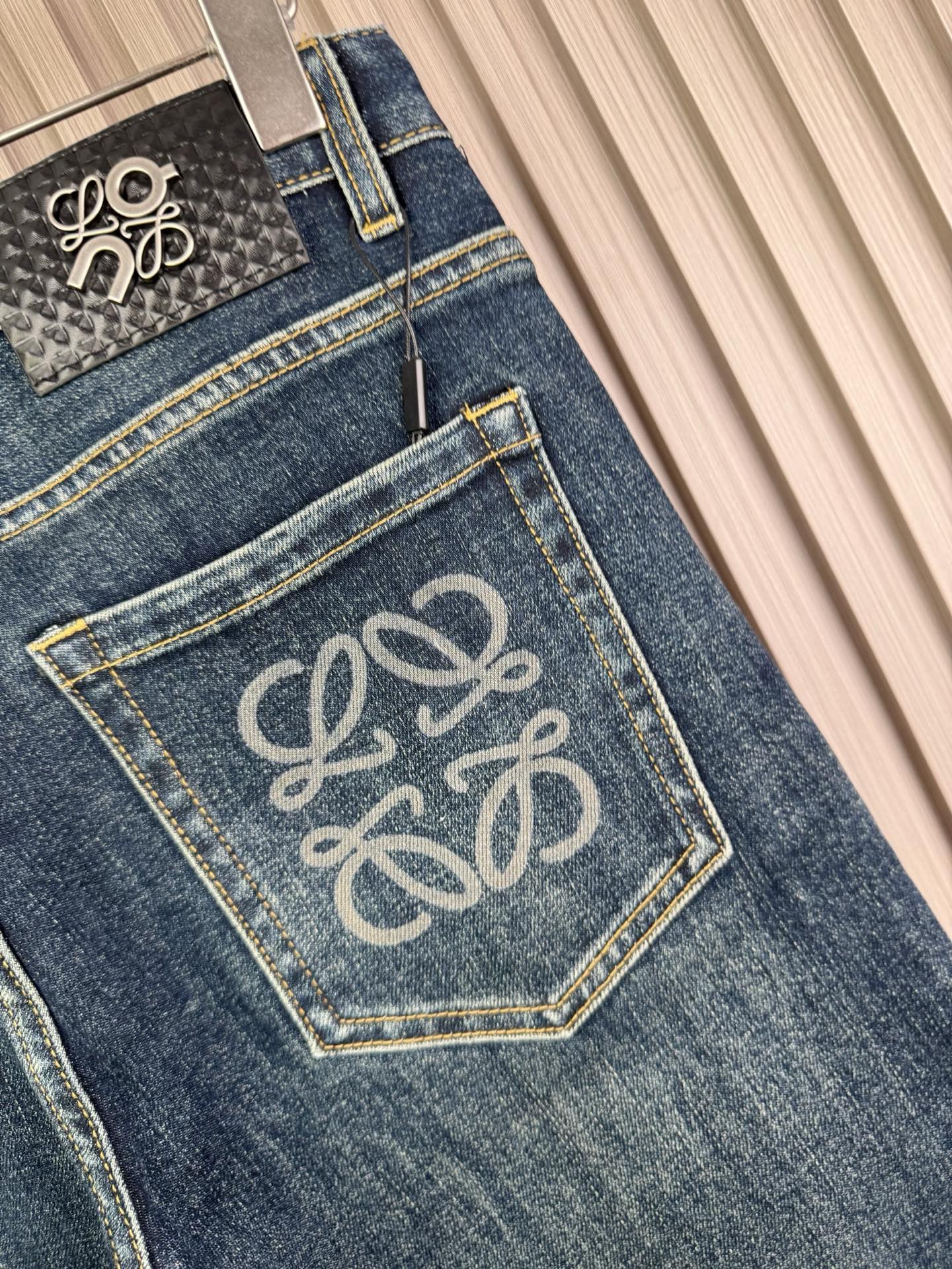 ロエベ 男性修身小脚牛仔裤 スタイリッシュなデザインと快適な着心地