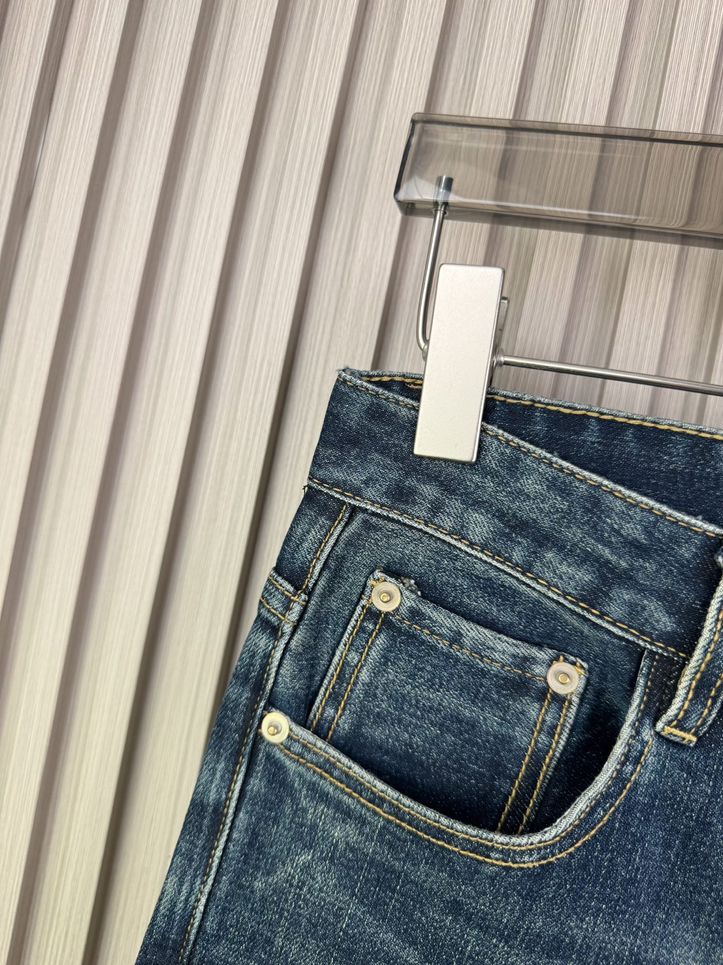 ロエベ 男性修身小脚牛仔裤 スタイリッシュなデザインと快適な着心地