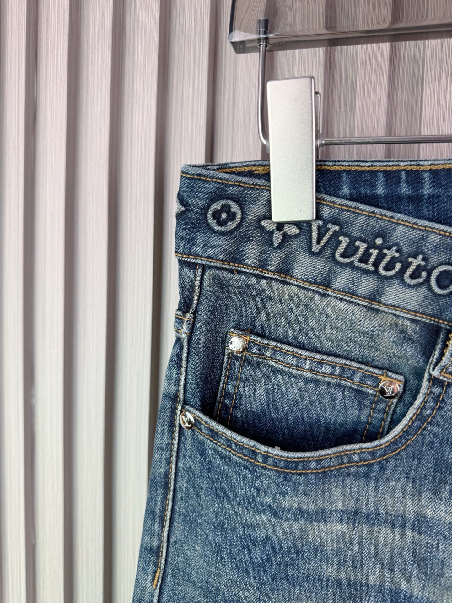 P300 LV男士修身小脚牛仔裤 - 柔らかく快適な秋冬スタイル