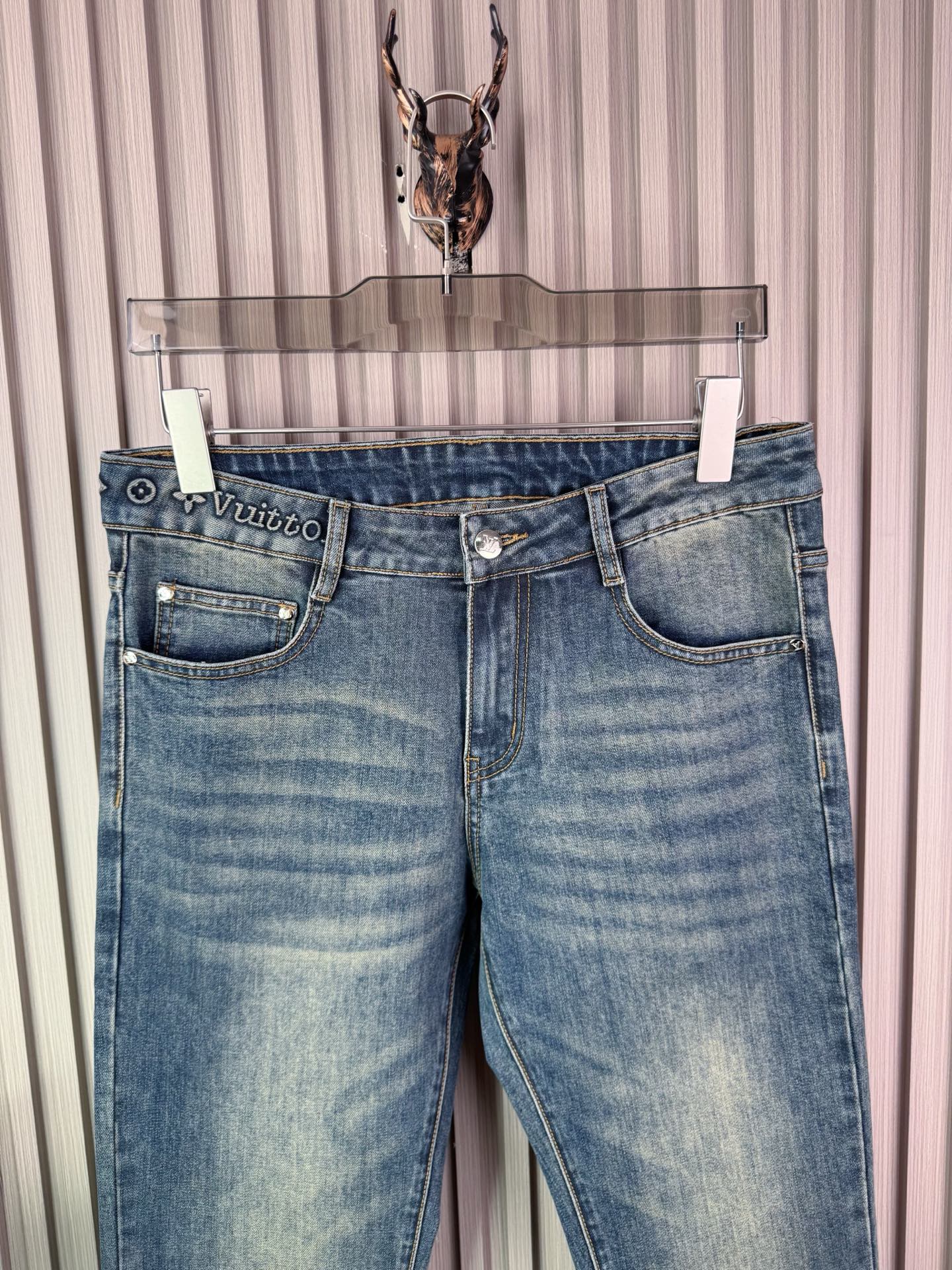 P300 LV男士修身小脚牛仔裤 - 柔らかく快適な秋冬スタイル