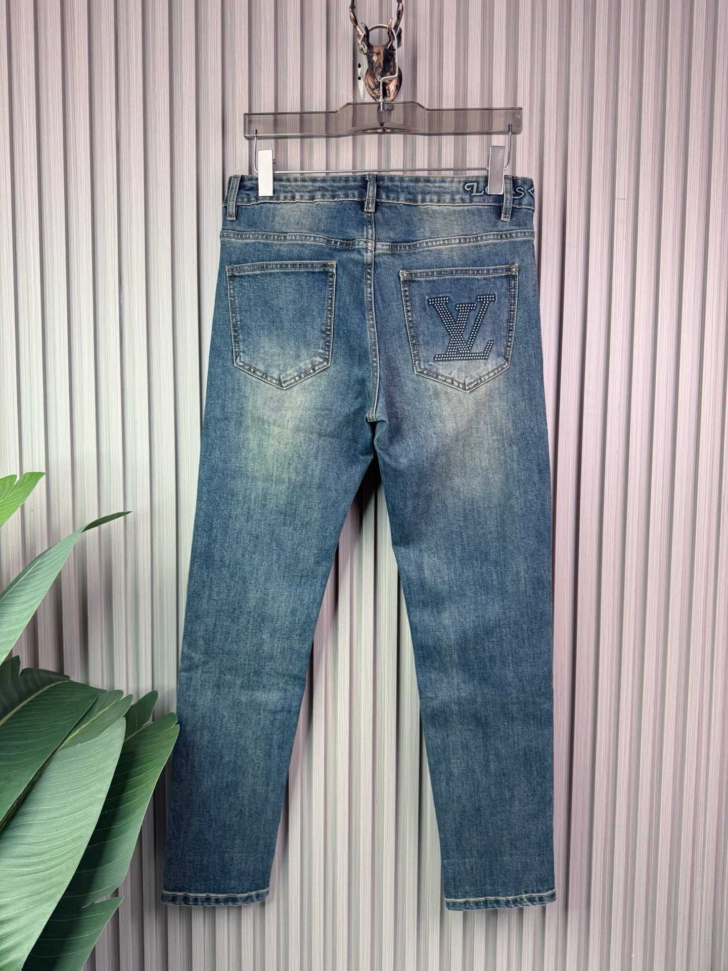 P300 LV男士修身小脚牛仔裤 - 柔らかく快適な秋冬スタイル