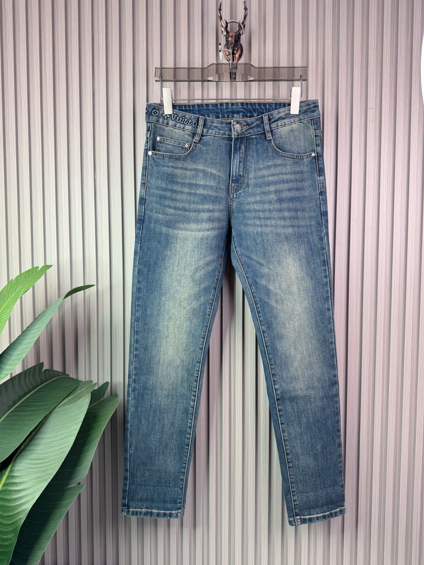 P300 LV男士修身小脚牛仔裤 - 柔らかく快適な秋冬スタイル