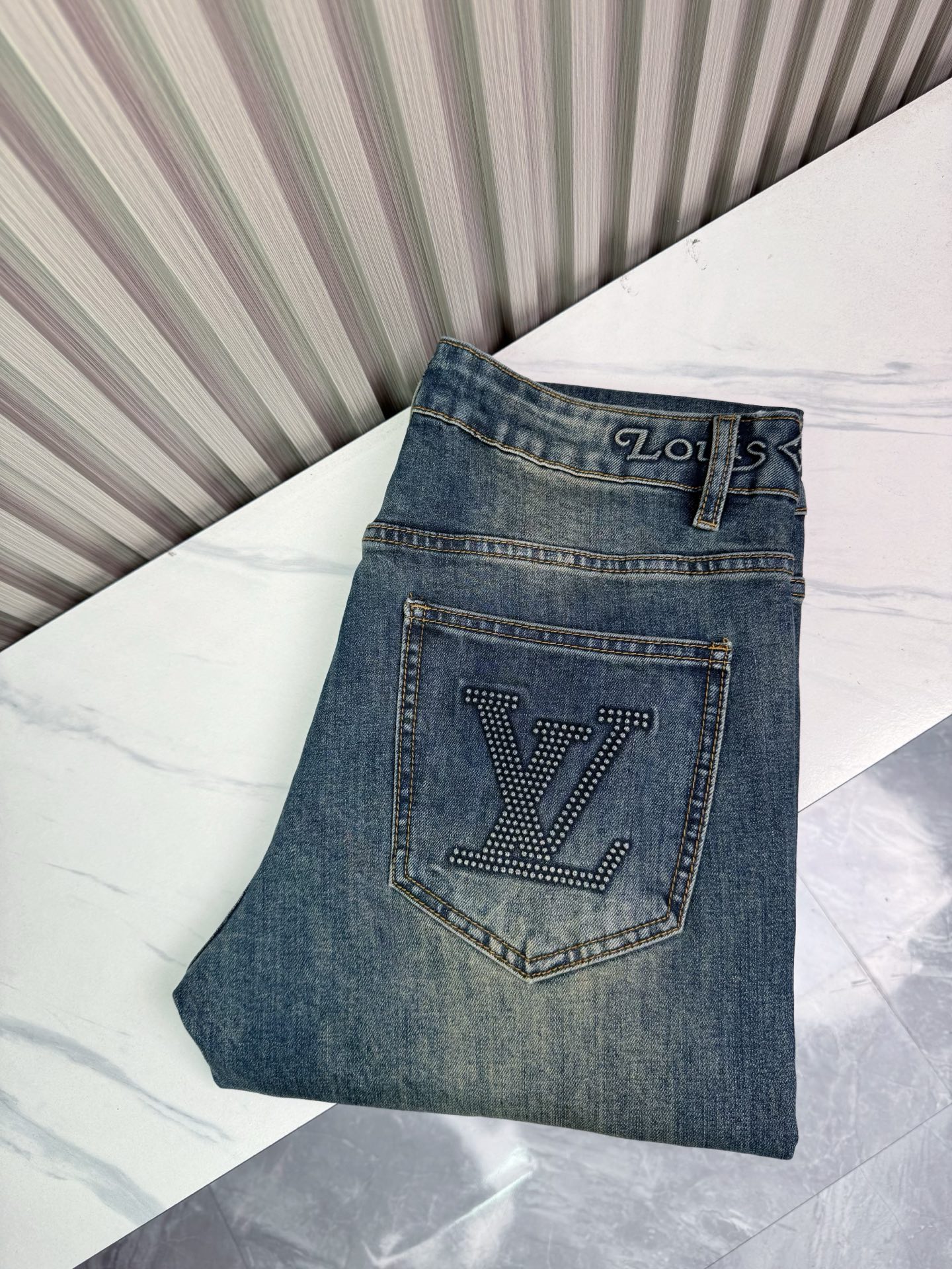 P300 LV男士修身小脚牛仔裤 - 柔らかく快適な秋冬スタイル